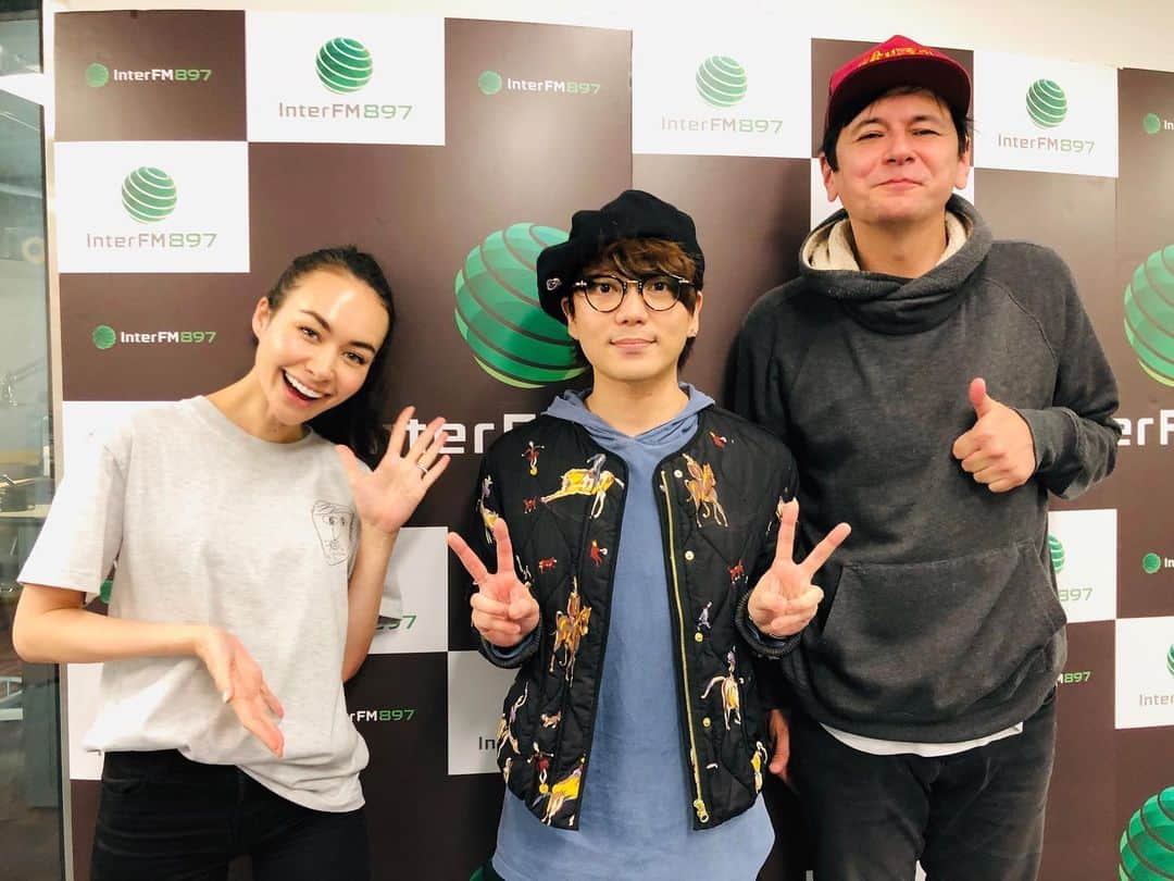 のインスタグラム：「今日のゲストは金廣真悟さんでしたー！！ 今年入って3回目！ 2014年から沢山来てくれてありがとうございます！！ 金廣さんは明日、初のソロアルバム『はじまりのうた』をリリース！！ バンドとも違うサウンドなので是非体験してください！！ #ジョージとシャウラ #interfm897」