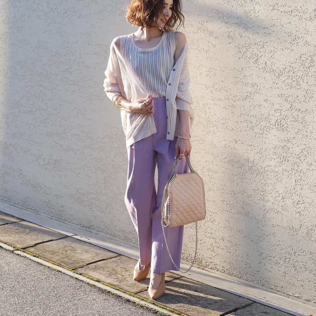 j.chikaさんのインスタグラム写真 - (j.chikaInstagram)「♪﻿ ﻿ ﻿ 着まわし♡﻿ ﻿ ﻿ このニットのベージュ﻿ ラベンダーとすごく相性良い💜﻿ ﻿ ﻿ 淡いサーモンピンクのバッグがつなぎ役﻿ ﻿ ﻿ ブログふたつupしています^_^﻿ ﻿ ﻿ ﻿ ﻿ knit-ensemble… @titivatejp ﻿ pants…#stunninglure﻿ bag…#stellamccartney#hedy﻿ shoes…#newbottega﻿ ﻿ ﻿ ﻿ ﻿ #coordinate#outfit#lavender#fashion#titivatestyle#透け感#シアーランダムリブニットアンサンブル#ティティベイト#シアー」3月17日 19時15分 - chikako.hongo