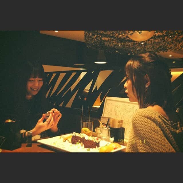 日下部美愛のインスタグラム：「photo by @rikorin1011  ろあから貰ったプレゼント見てにやにやしてる私と プレゼントの説明してるろあ ‪‪❤︎‬ . . #bff #photo #japan #model #me #fashion #makeup #instagood #camera #instadaily #dailylook #맞팔 #사진 #데일리 #데일리룩 #인스타사진 #인스타그램 #일본인 #패션 #패션스타그램」