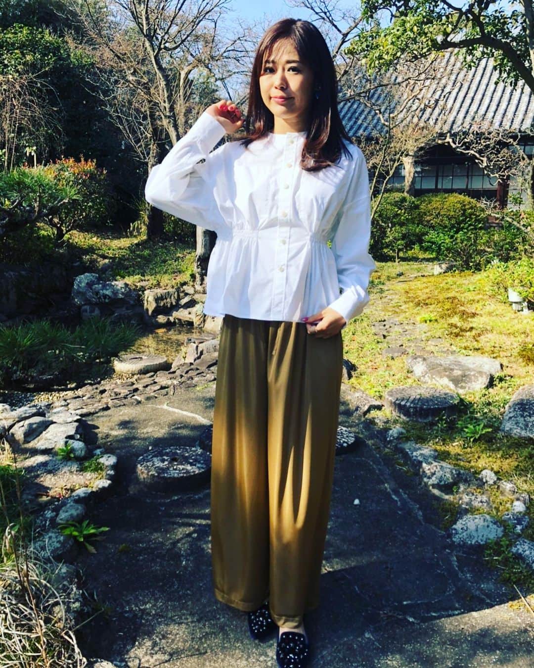 小日向えりのインスタグラム：「最近、テレビの撮影で、オシャレでテンション上がった衣装をご紹介❤️ ・ ・ #白ブラウス　と　#ワイドパンツ どちらも #イコールワン#equal_one ・ ・ このブラウスの形がかわいい！ パンツの素材も肌触り良くて気持ちよかった。 ・ ・ 自分ではなかなか選ばないようなお洋服でした。」