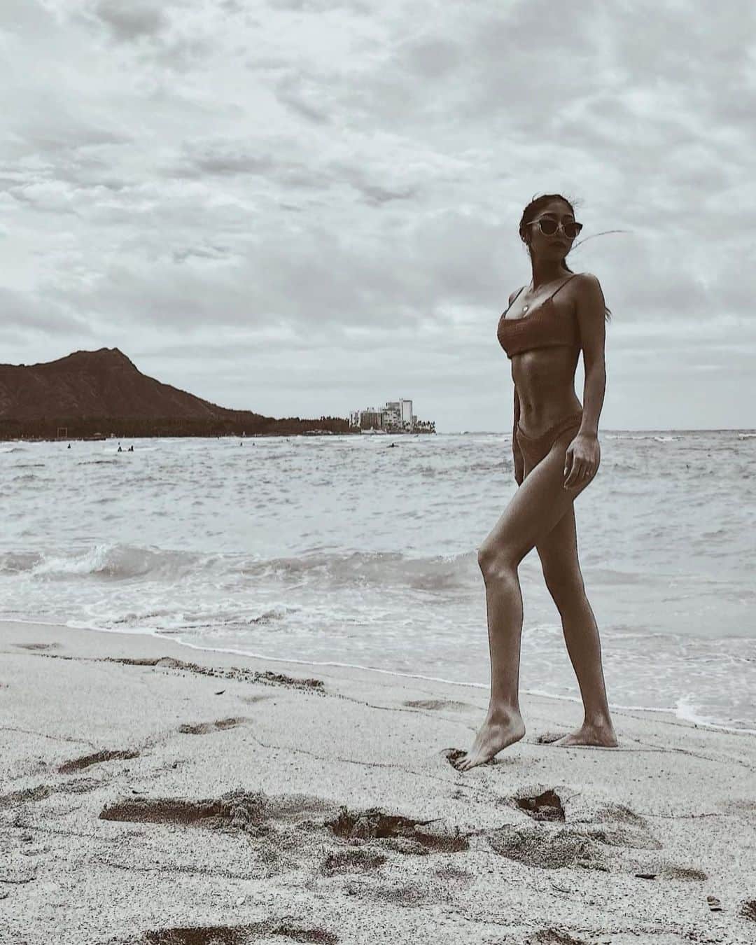 佐藤あずみのインスタグラム：「ダイヤモンドヘッドとわし👙🌺 . 寒くて誰もいなくてラッキーと思うことにする！！！ . #hawaii #travel #japanesegirl #beach #sea #diamondhead #waikiki #waikikibeach #ハワイ #旅行 #海 #ダイヤモンドヘッド #ビキニ #水着 #ワイキキ #ワイキキビーチ」