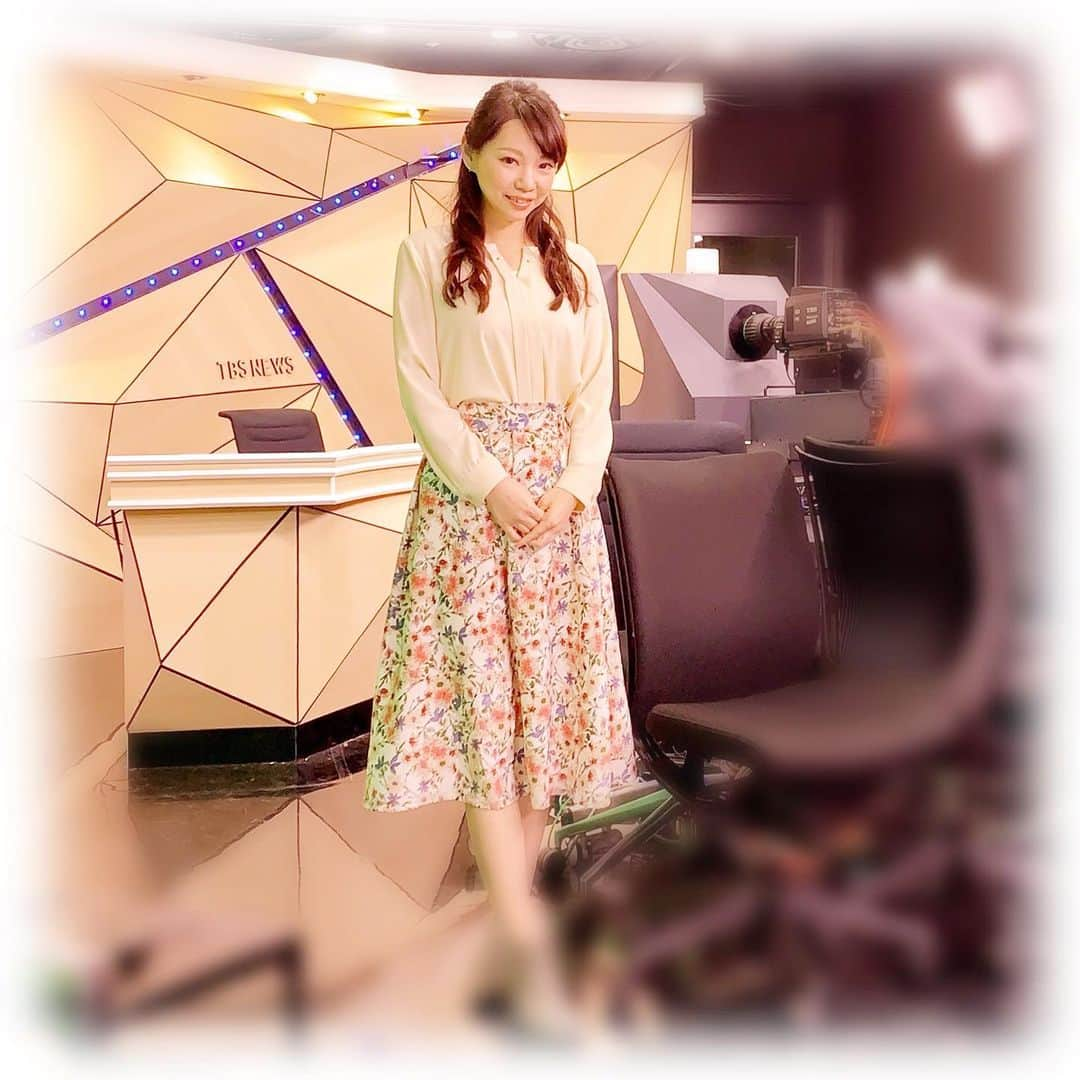 柴本愛沙さんのインスタグラム写真 - (柴本愛沙Instagram)「お久しぶりの衣装投稿✨  ブラウス…ナチュラルビューティ スカート…ノーリーズ 　ライト  そして、スワイプ2枚目の衣装は たぶん2ヶ月くらい前の。 カメラロール遡って見ていて これ可愛かったなーと思って載せたけど 昔すぎてブランド名失念しました…  2枚とも同じスタジオで 同じ照明のはずなのに、 写真の色味が全然違う不思議。  #衣装 #tbsnews #ブラウス #ナチュラルビューティ #naturalbeauty #naturalbeautybasic  #スカート #skirt #ノーリーズ #nolleys #nolleyslight #fashion #ootd #白ブラウス #腕がヒラヒラ #黄色スカート #cordinate #ootd #ootdfashion #outfit #春ファッション」3月17日 19時13分 - aisa_shibamoto