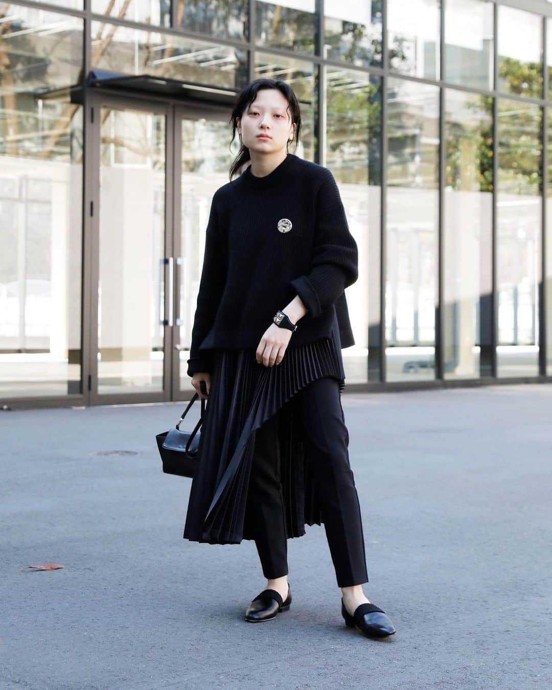 のインスタグラム：「TOKYO STREET STYLES  Name: @honaminaotsuka  Top: #JOSEPH Pants: #johnlawrencesullivan Shoes: #LOEWE Bag: #ys  #streetstyle#droptokyo#tokyo#japan#streetscene#streetfashion#streetwear#streetculture#fashion#ストリートファッション#fashion#コーディネート#omotesando#tokyofashion#japanfashion Photography: @fumiyahitomi」