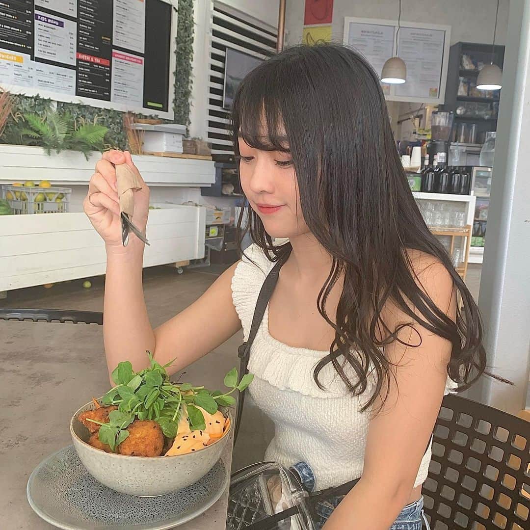 川畑綾理さんのインスタグラム写真 - (川畑綾理Instagram)「ｌｕｎｃｈｔｉｍｅ😋🤤 . . .  #オーストラリア #オーストラリア旅行 #ゴールドコースト #クイーンズランド #サーファーズパラダイス #旅行 #海外旅行 #旅行好きな人と繋がりたい #今日の服  #海 #いいね返し #フォロー返します #australia #australiatrip #goldcoast #queensland #kirrabeach #lunch #rawenergy #surfersparadise #travelgram #travel #ootd #fashion #l4l #f4f #シブサン #シブサンプロジェクト #プラチナムプロダクション #platinumproduction」3月17日 19時29分 - rougebook_ayari