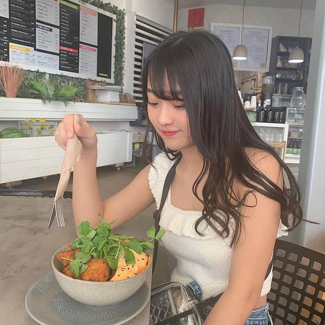 川畑綾理のインスタグラム：「ｌｕｎｃｈｔｉｍｅ😋🤤 . . .  #オーストラリア #オーストラリア旅行 #ゴールドコースト #クイーンズランド #サーファーズパラダイス #旅行 #海外旅行 #旅行好きな人と繋がりたい #今日の服  #海 #いいね返し #フォロー返します #australia #australiatrip #goldcoast #queensland #kirrabeach #lunch #rawenergy #surfersparadise #travelgram #travel #ootd #fashion #l4l #f4f #シブサン #シブサンプロジェクト #プラチナムプロダクション #platinumproduction」