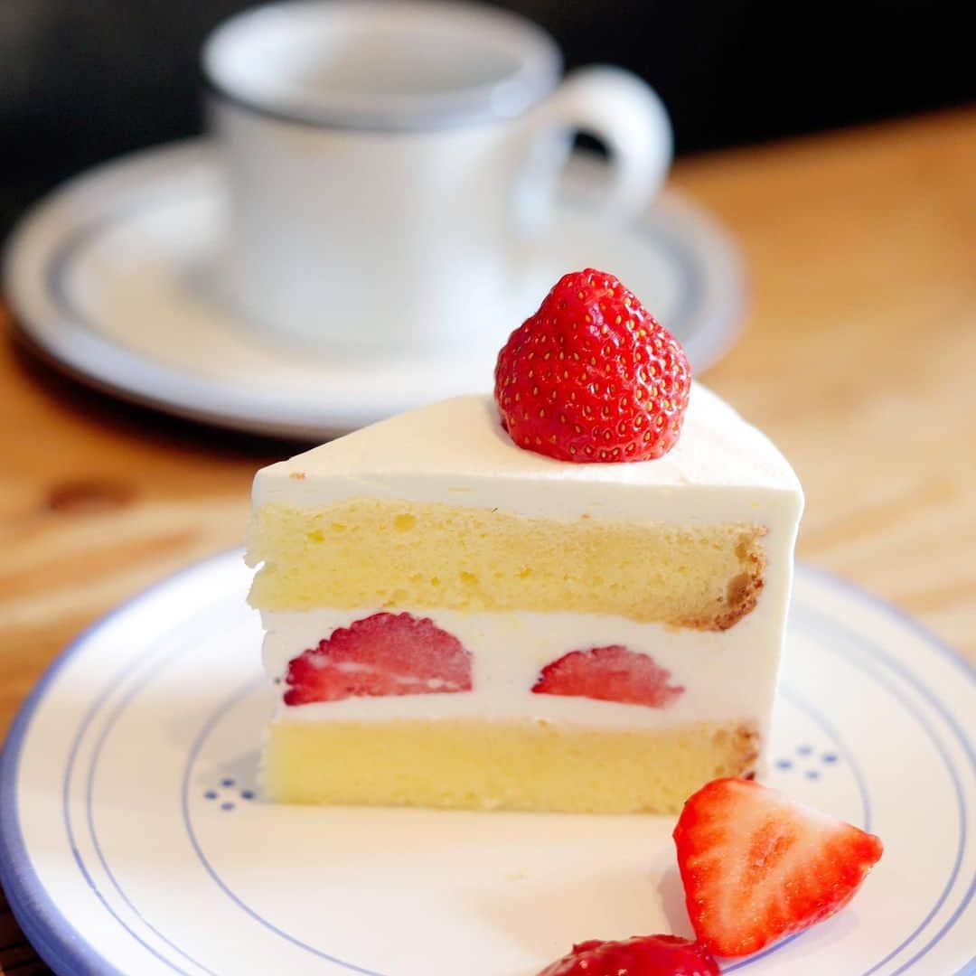 のインスタグラム：「. .  Cafe Serge @cafe_serge  多彩な おやつメニューの中に 親和性抜群の ショートケーキ。  どストレートに 美味。  #cafeserge #カフェセルジュ #kyoto#sweets#coffee」