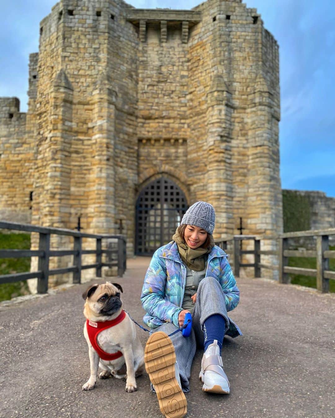 藤森由香さんのインスタグラム写真 - (藤森由香Instagram)「Hanging out with the king of the castle. I think he likes my Sorels... do you? @sorel_jp @sorelfootwear #sorel #sorelstyle #castle #walk #travel #fashion #pug #spring #newkicks #dogwalker」3月17日 19時50分 - yukafujiforest