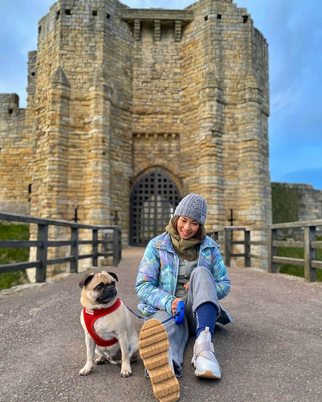 藤森由香のインスタグラム：「Hanging out with the king of the castle. I think he likes my Sorels... do you? @sorel_jp @sorelfootwear #sorel #sorelstyle #castle #walk #travel #fashion #pug #spring #newkicks #dogwalker」
