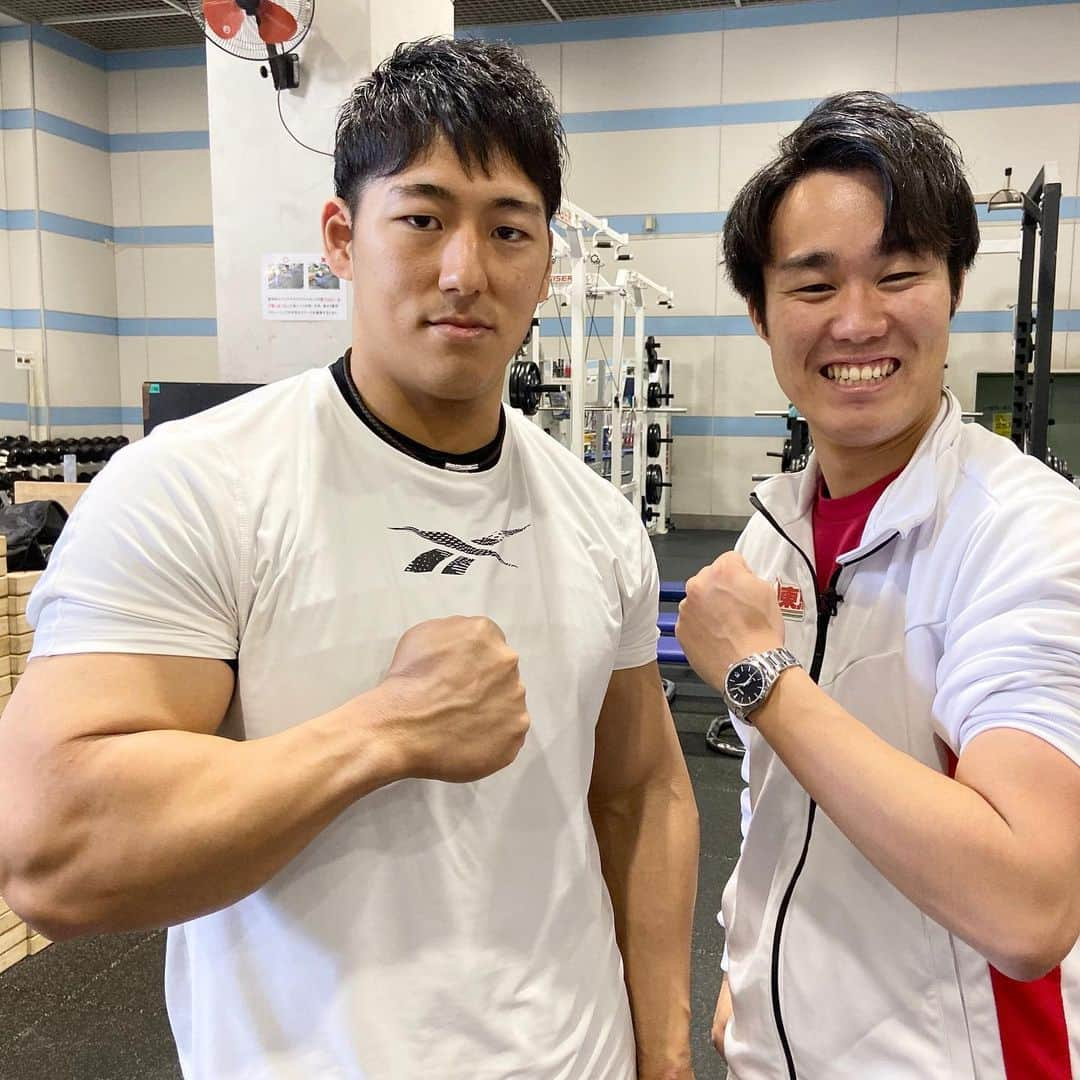 服部優陽のインスタグラム：「🏋️‍♀️﻿ ウエイトリフティング #山本俊樹 選手！﻿ ﻿ ウエイトリフティングは﻿ バーベルを一気に頭上まで上げる「スナッチ」と﻿ 鎖骨の高さから頭上にあげる「ジャーク」があります。﻿ ﻿ 山本選手は去年の世界選手権﻿ ジャークで1位に輝いた東京五輪のメダル候補です！🥇﻿ ﻿ 圧倒的筋肉量でバーベルを持ち上げる競技…と﻿ 思っていたのですが、実は全然違いました。﻿ ﻿ パワーはもちろん、キレ・スピード、﻿ いろいろなことが要求されるとっても奥深い競技です！！﻿ ﻿ ウエイトリフティングは他の競技と違って﻿ 自分が上げるか上げられないか、極限まで自分との戦い。﻿ 黙々と1人でバーベルを上げる練習をされている﻿ 山本選手が本当にかっこよく見えました。﻿ ﻿ 明日3/18(水) #報道ランナー #全力東京 です💪﻿ 🏋️‍♀️﻿ #ウエイトリフティング #スナッチ #ジャーク　﻿ #ウエイトトレーニング #筋トレ #フィットネス男子　#筋肉﻿ ﻿ #東京五輪 #2020 #tokyo2020 #東京五輪2020 #東京オリンピック2020 #オリンピックイヤー #東京オリンピック #東京パラリンピック #パラリンピック #東京オリパラ #新国立競技場 #日本武道館 #カンテレ #アナウンサー　#2020を楽しもう #金メダル #オリンピアン #全力東京 #olympics #tokyoolympic」