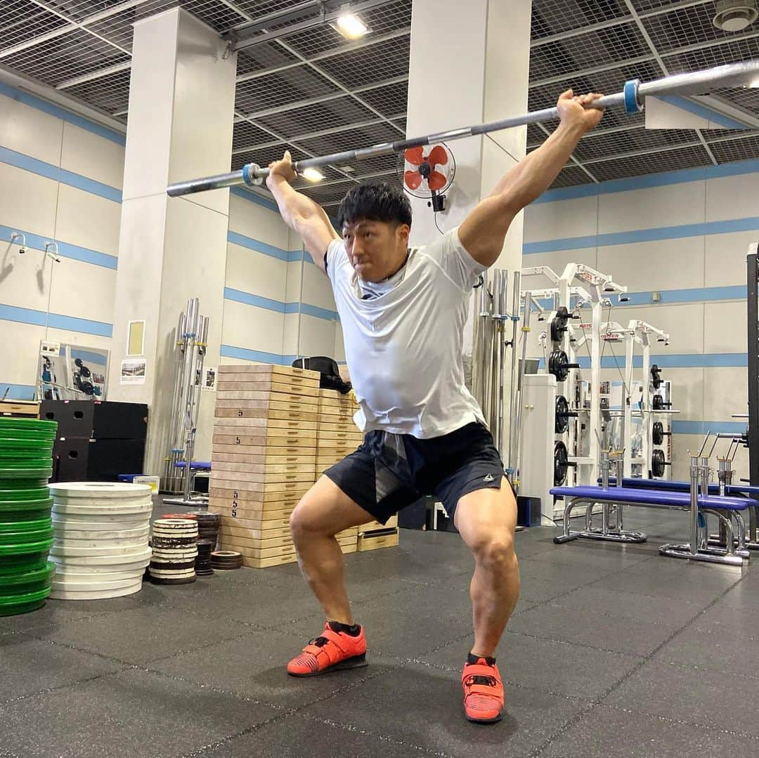 服部優陽さんのインスタグラム写真 - (服部優陽Instagram)「🏋️‍♀️﻿ ウエイトリフティング #山本俊樹 選手！﻿ ﻿ ウエイトリフティングは﻿ バーベルを一気に頭上まで上げる「スナッチ」と﻿ 鎖骨の高さから頭上にあげる「ジャーク」があります。﻿ ﻿ 山本選手は去年の世界選手権﻿ ジャークで1位に輝いた東京五輪のメダル候補です！🥇﻿ ﻿ 圧倒的筋肉量でバーベルを持ち上げる競技…と﻿ 思っていたのですが、実は全然違いました。﻿ ﻿ パワーはもちろん、キレ・スピード、﻿ いろいろなことが要求されるとっても奥深い競技です！！﻿ ﻿ ウエイトリフティングは他の競技と違って﻿ 自分が上げるか上げられないか、極限まで自分との戦い。﻿ 黙々と1人でバーベルを上げる練習をされている﻿ 山本選手が本当にかっこよく見えました。﻿ ﻿ 明日3/18(水) #報道ランナー #全力東京 です💪﻿ 🏋️‍♀️﻿ #ウエイトリフティング #スナッチ #ジャーク　﻿ #ウエイトトレーニング #筋トレ #フィットネス男子　#筋肉﻿ ﻿ #東京五輪 #2020 #tokyo2020 #東京五輪2020 #東京オリンピック2020 #オリンピックイヤー #東京オリンピック #東京パラリンピック #パラリンピック #東京オリパラ #新国立競技場 #日本武道館 #カンテレ #アナウンサー　#2020を楽しもう #金メダル #オリンピアン #全力東京 #olympics #tokyoolympic」3月17日 20時07分 - hattori.yuhi_ktv