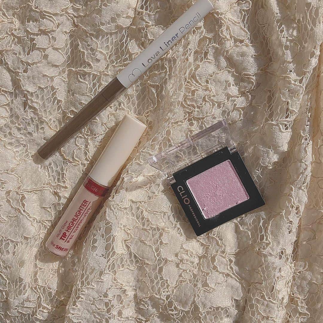 yuu__aaaのインスタグラム：「. . 気になるの見つけるとすぐ 買っちゃう(　˙-˙　)♡ . このアイシャドウキラキラでかわいいー . . #loveliner#thesaem #clio#cliomakeup #クリオ #アイライン#アイシャドウ#涙袋#メイクアップ #makeup #春カラー #ootd #カラコン#eyeshadow」