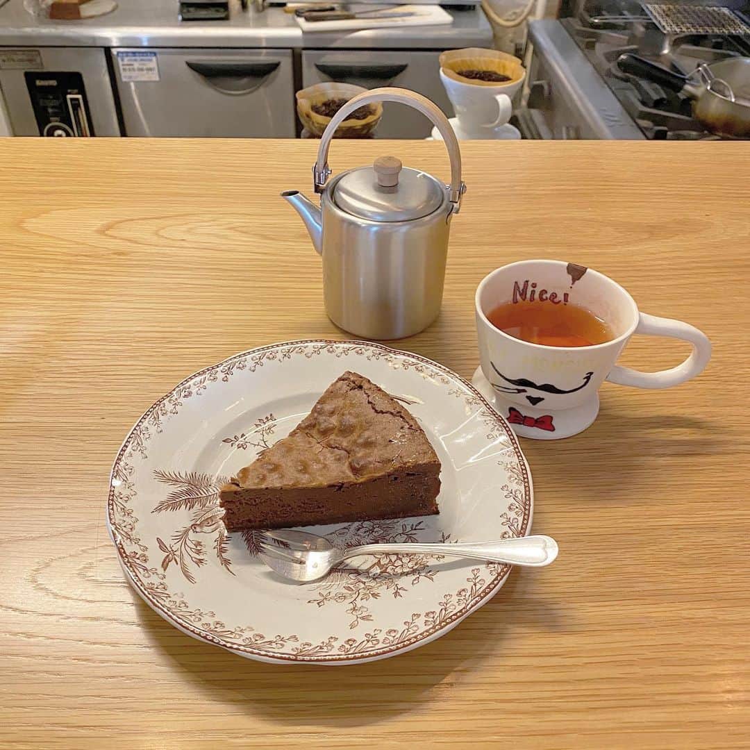 のインスタグラム：「＊ #cafeashito . 絶品ガトーショコラ ほんまにうますぎてずっとうまい言うてた。 パサパサ感がなく、生チョコみたいでした😭 お兄さんも他のお客さんも温かくて好きだったあ。 金沢来たら絶対行ってほしい。 . #cafe#kanazawa#カフェ巡り#金沢グルメ#金沢カフェ#マホカフェキロク」