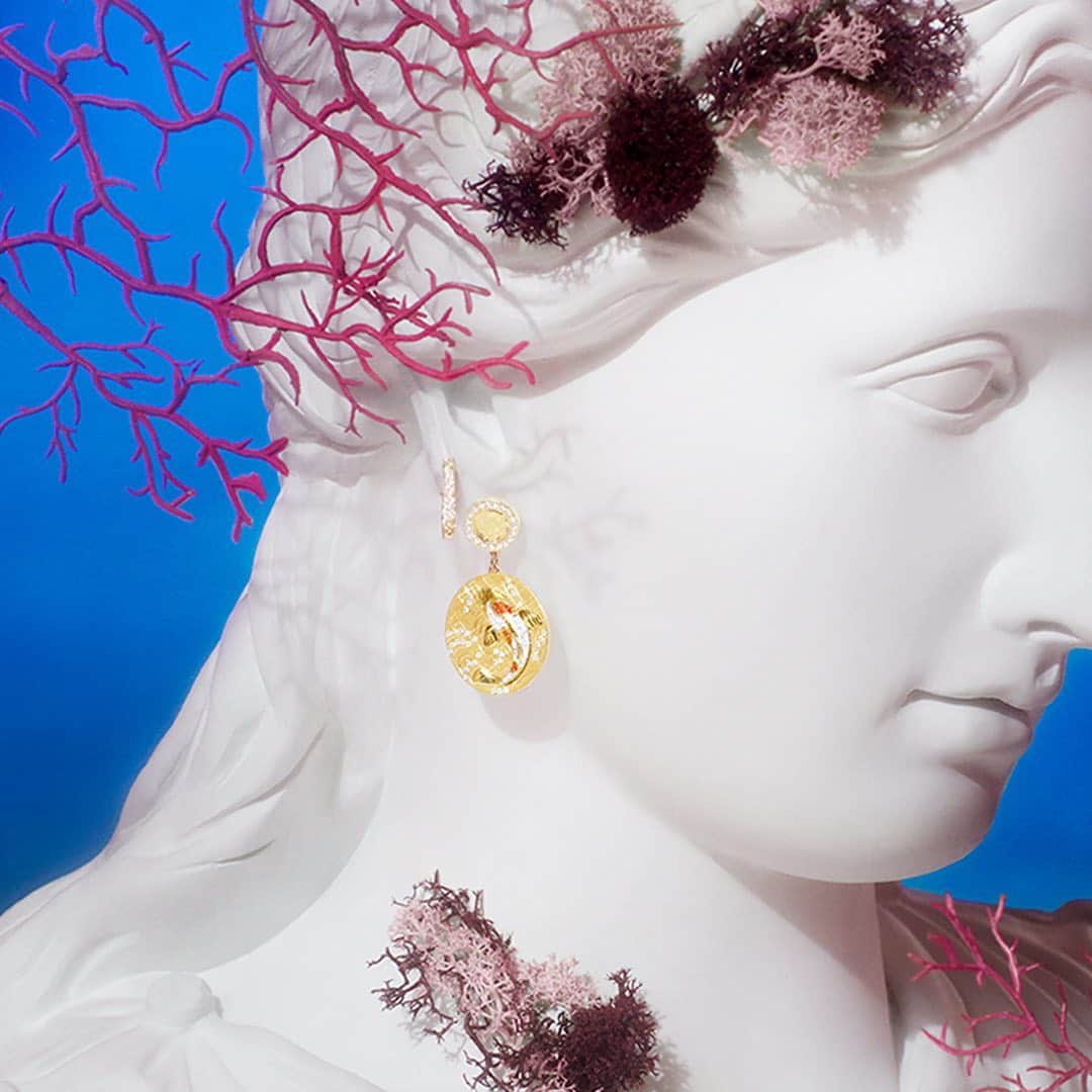 のインスタグラム：「Bring your inner shine and aim for a statuesque look with the new earrings from Swarovski SS20 season. #SparkDelight」