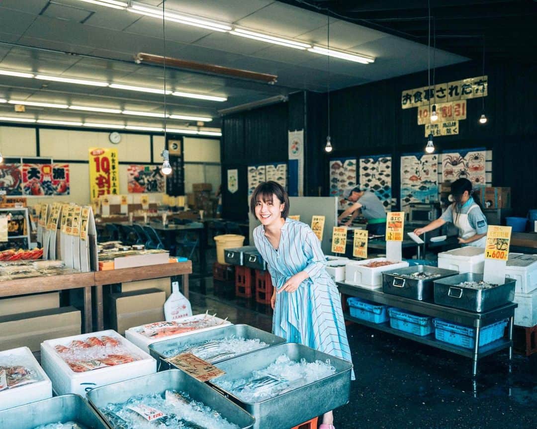 宮司愛海「まっすぐ」公式のインスタグラム：「海鮮市場を散策中の宮司アナ📸 もうすぐ編集部からステキなお知らせがあります！お楽しみに☺︎ #まっすぐ #宮司愛海 #フジテレビ #スパーク #SPARK #フォトブック #サーフィン」