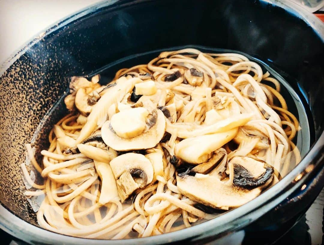 平愛梨さんのインスタグラム写真 - (平愛梨Instagram)「お蕎麦のおつゆにキノコ入れると風味がでて合うんですね‼︎ 冷蔵庫にお野菜がなくキノコがあったからなんとなく入れてみたらマッチした🤗イェイ)  しかし見栄えな😅 きのこをせめて仰向けにしてあげたらよかったかな🙈 #平飯#温かい蕎麦#とりの竜田揚げ#きのこ#出汁#最高だね#お昼ごはん」3月17日 20時14分 - harikiri_tairi