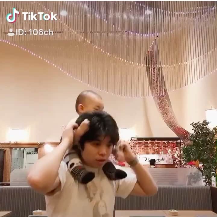 成田童夢のインスタグラム：「「馬と鹿」の馬の方✩°｡⋆⸜(* ॑꒳ ॑* )⸝← https://vt.tiktok.com/6U8vUW/ #肩車 #息子の特等席 #今日の童夢さん #親バカ部 #子供のいる暮らし #赤ちゃんのいる生活 #日常vlog」