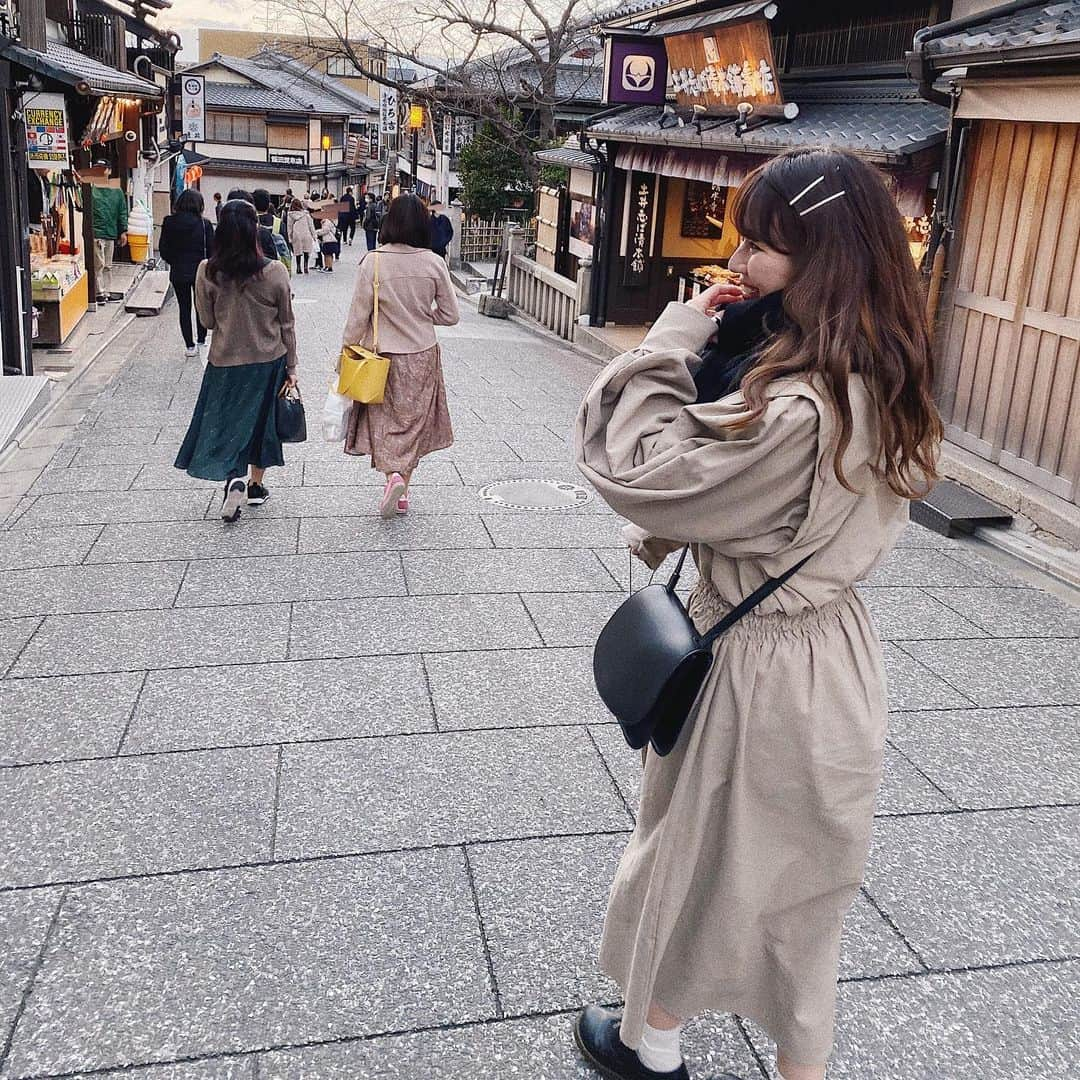 かほこ。さんのインスタグラム写真 - (かほこ。Instagram)「ㅤㅤㅤㅤㅤㅤㅤㅤㅤㅤㅤㅤㅤ ㅤㅤㅤㅤㅤㅤㅤㅤㅤㅤㅤㅤㅤ dress : #isook knit : #uniqlo bag : #toneselectgoods hairpin : #inou shoes : #sugarsugar ㅤㅤㅤㅤㅤㅤㅤㅤㅤㅤㅤㅤㅤ 京都行った時の。寒かったけどこのワンピが着たかったので、中は極暖とカシミヤタートル、下はヒートテックのレギンスはきました！ ㅤㅤㅤㅤㅤㅤㅤㅤㅤㅤㅤㅤㅤ シースルーバングにしたけどアメリカピンがなくて、おっきなピンで留めたらガーリーになっちまった👶🏻グレージュで可愛いんだよこれi nouで昔買いました。 ㅤㅤㅤㅤㅤㅤㅤㅤㅤㅤㅤㅤㅤ ママやお友達に撮ってもらうときはいつも下からなので、上からのアングルは顔デカがバレるな？ ㅤㅤㅤㅤㅤㅤㅤㅤㅤㅤㅤㅤㅤ #kaho_fashion」3月17日 20時22分 - xxokohakxx