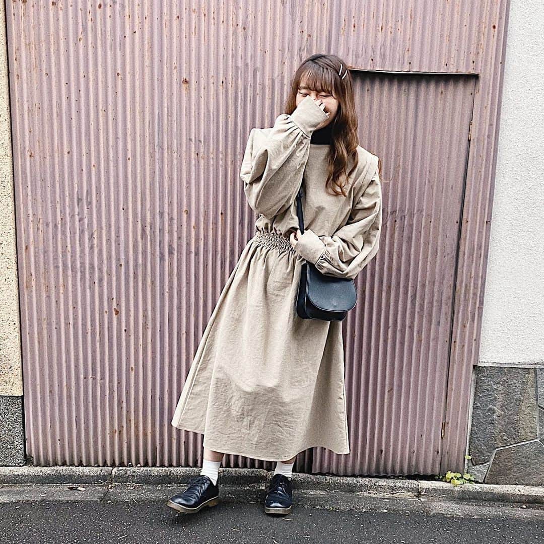 かほこ。さんのインスタグラム写真 - (かほこ。Instagram)「ㅤㅤㅤㅤㅤㅤㅤㅤㅤㅤㅤㅤㅤ ㅤㅤㅤㅤㅤㅤㅤㅤㅤㅤㅤㅤㅤ dress : #isook knit : #uniqlo bag : #toneselectgoods hairpin : #inou shoes : #sugarsugar ㅤㅤㅤㅤㅤㅤㅤㅤㅤㅤㅤㅤㅤ 京都行った時の。寒かったけどこのワンピが着たかったので、中は極暖とカシミヤタートル、下はヒートテックのレギンスはきました！ ㅤㅤㅤㅤㅤㅤㅤㅤㅤㅤㅤㅤㅤ シースルーバングにしたけどアメリカピンがなくて、おっきなピンで留めたらガーリーになっちまった👶🏻グレージュで可愛いんだよこれi nouで昔買いました。 ㅤㅤㅤㅤㅤㅤㅤㅤㅤㅤㅤㅤㅤ ママやお友達に撮ってもらうときはいつも下からなので、上からのアングルは顔デカがバレるな？ ㅤㅤㅤㅤㅤㅤㅤㅤㅤㅤㅤㅤㅤ #kaho_fashion」3月17日 20時22分 - xxokohakxx