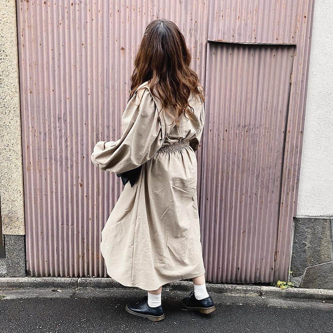 かほこ。さんのインスタグラム写真 - (かほこ。Instagram)「ㅤㅤㅤㅤㅤㅤㅤㅤㅤㅤㅤㅤㅤ ㅤㅤㅤㅤㅤㅤㅤㅤㅤㅤㅤㅤㅤ dress : #isook knit : #uniqlo bag : #toneselectgoods hairpin : #inou shoes : #sugarsugar ㅤㅤㅤㅤㅤㅤㅤㅤㅤㅤㅤㅤㅤ 京都行った時の。寒かったけどこのワンピが着たかったので、中は極暖とカシミヤタートル、下はヒートテックのレギンスはきました！ ㅤㅤㅤㅤㅤㅤㅤㅤㅤㅤㅤㅤㅤ シースルーバングにしたけどアメリカピンがなくて、おっきなピンで留めたらガーリーになっちまった👶🏻グレージュで可愛いんだよこれi nouで昔買いました。 ㅤㅤㅤㅤㅤㅤㅤㅤㅤㅤㅤㅤㅤ ママやお友達に撮ってもらうときはいつも下からなので、上からのアングルは顔デカがバレるな？ ㅤㅤㅤㅤㅤㅤㅤㅤㅤㅤㅤㅤㅤ #kaho_fashion」3月17日 20時22分 - xxokohakxx