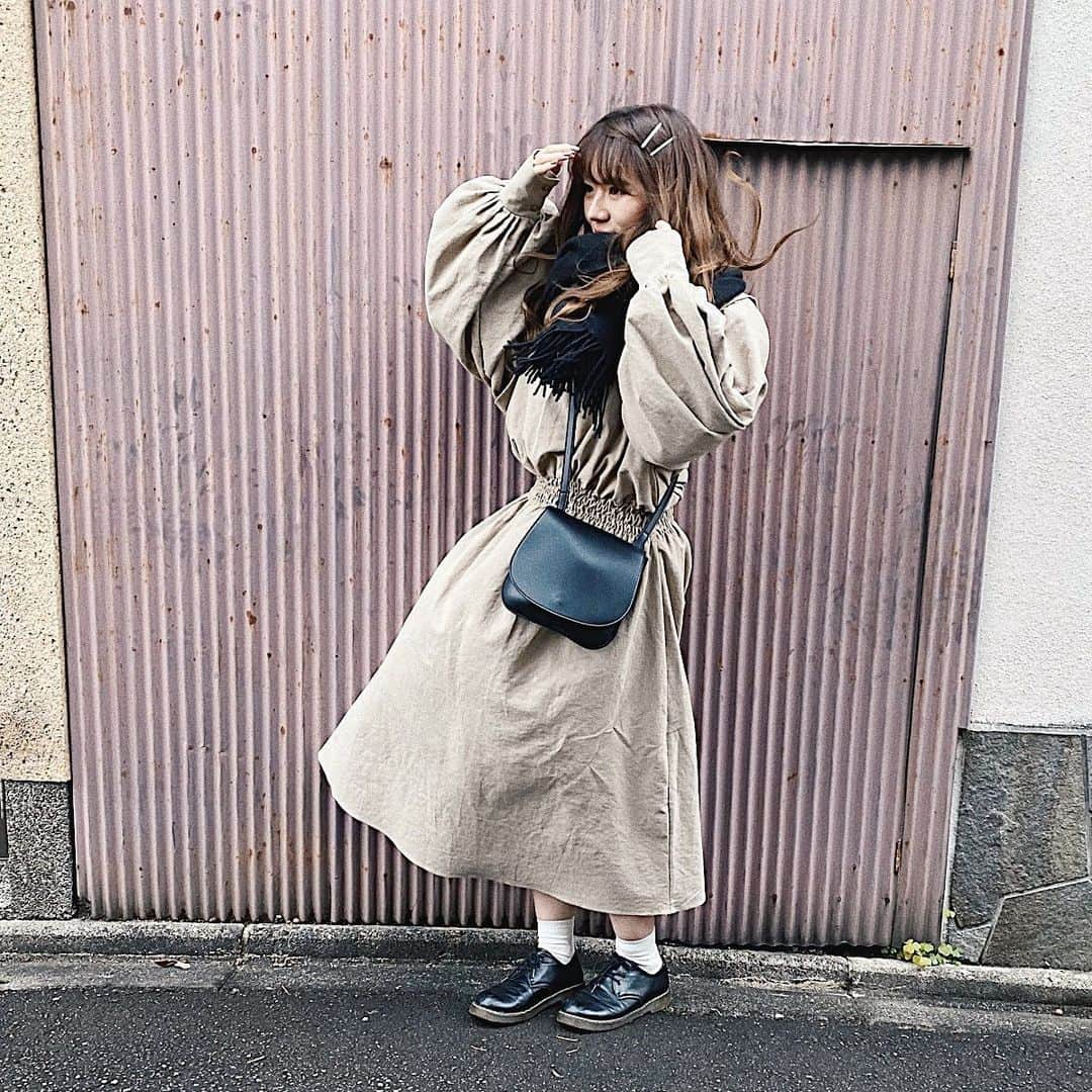 かほこ。さんのインスタグラム写真 - (かほこ。Instagram)「ㅤㅤㅤㅤㅤㅤㅤㅤㅤㅤㅤㅤㅤ ㅤㅤㅤㅤㅤㅤㅤㅤㅤㅤㅤㅤㅤ dress : #isook knit : #uniqlo bag : #toneselectgoods hairpin : #inou shoes : #sugarsugar ㅤㅤㅤㅤㅤㅤㅤㅤㅤㅤㅤㅤㅤ 京都行った時の。寒かったけどこのワンピが着たかったので、中は極暖とカシミヤタートル、下はヒートテックのレギンスはきました！ ㅤㅤㅤㅤㅤㅤㅤㅤㅤㅤㅤㅤㅤ シースルーバングにしたけどアメリカピンがなくて、おっきなピンで留めたらガーリーになっちまった👶🏻グレージュで可愛いんだよこれi nouで昔買いました。 ㅤㅤㅤㅤㅤㅤㅤㅤㅤㅤㅤㅤㅤ ママやお友達に撮ってもらうときはいつも下からなので、上からのアングルは顔デカがバレるな？ ㅤㅤㅤㅤㅤㅤㅤㅤㅤㅤㅤㅤㅤ #kaho_fashion」3月17日 20時22分 - xxokohakxx