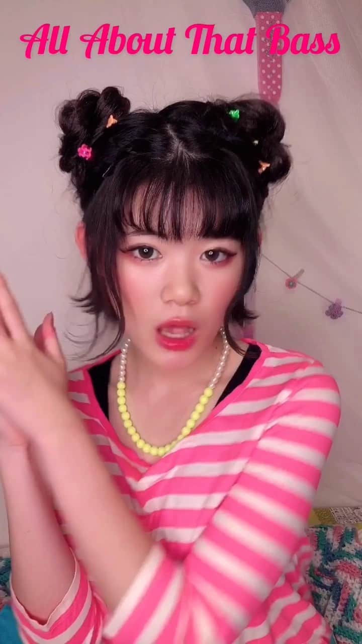 のインスタグラム：「前回とまた雰囲気をがらっと変えて😎POPにしてみた🍬🍭 どうかなあ？🤍 TikTokもぜひCheckしてね🤗  How do you like it??👀💗 #allaboutthatbass #meghantrainor #cover #coversong #歌ってみた #カバー #pop #黒髪ボブ #ヘアアレンジ」