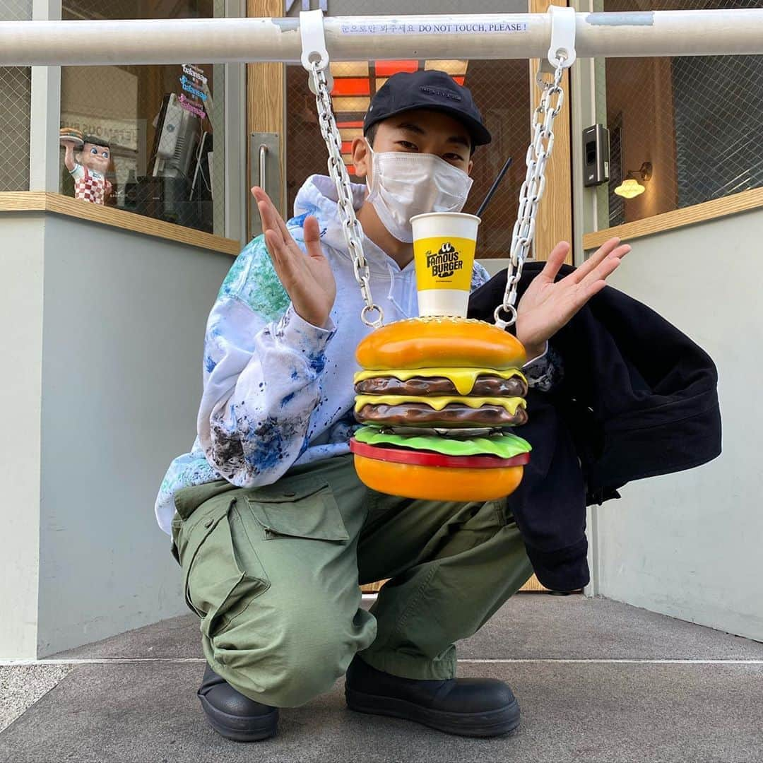 ロコさんのインスタグラム写真 - (ロコInstagram)「소원성취🍔💛 #thefamousphoto @thefamousburger」3月17日 20時26分 - satgotloco