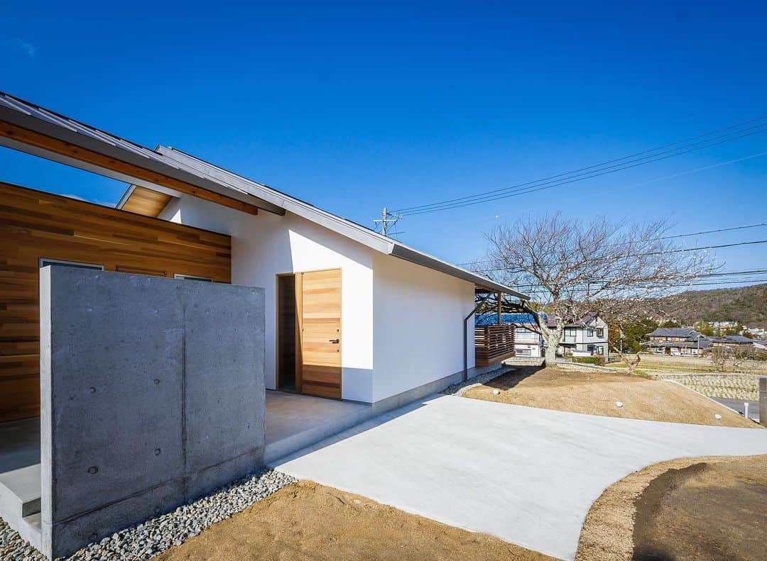 一級建築士事務所hausさんのインスタグラム写真 - (一級建築士事務所hausInstagram)「🌸梅の花が咲いたので3/28土、3/29日の2日間、完全予約制の完成見学会を開催いたします！ 今回は梅の木インナーデッキテラスのある平家住宅です♪ : 開催日時: 3/28土、3/29日　11:00〜16:00 開催場所: 兵庫県神戸市北区有野町 : 予約された方に後ほど現地案内図をお送り致します。専用ページのフォームからご予約くださいませ。 専用ページはこちらから→ @hausuma : しつこい営業はいたしませんし、めったにない機会ですので是非お越しくださいませ！ ちなみに今週末3/21土、3/22日も現場に居ますのでご覧頂けます。3/21、22を希望される方も専用ページからご予約くださいませ。 : □haus-plum□ 兵庫県神戸市北区有野町 #haus_plum : #暮らし #自然 #一戸建て #完成見学会 #中庭 #外観 #生活 #インテリア #設計 #建築家とつくる家 #玄関 #ウッドデッキ #梅の木 #神戸 #平家 #建築家 #オープンハウス #家づくり #設計事務所 #architect #architecture #interior #facade #entrance #housedesign #home #instahouse #house #一級建築士事務所haus」3月17日 20時27分 - hausuma