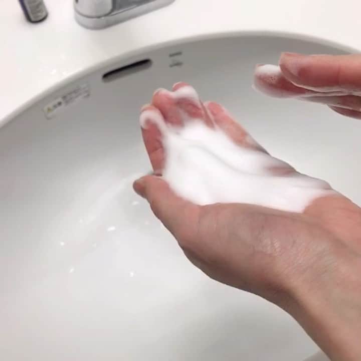 小西さやかのインスタグラム：「手洗いしっかりできてますか？！ ウィルス対策のための手洗い方法を解説します。 花王　ビオレさんがYoutubeに歌とともに動画もアップされています。 また、多摩小平保健所で平成21、22年度、合計1,412名の調査結果によると洗い残しの多い箇所は手の甲側の中指や人指し指。特に重点的に洗いましょう。 . #コロナ　#コロナウィルス　#ウィルス　#手洗い　#手洗いの仕方　#殺菌　#消毒　#手洗い歌　#ハンドソープ　#石鹸　#石けん #花王ビオレ #楽しい歌  #コロナ対策 #正しい手洗い #泡 #泡ソープ」