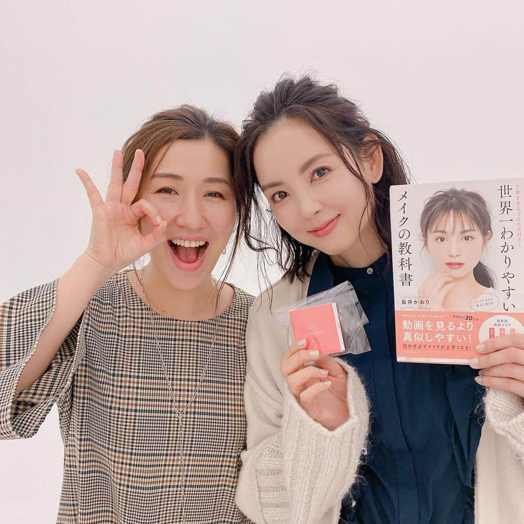 吉村美紀のインスタグラム：「本日美ストの撮影で長井かおりさんとご一緒させていただきました^_^ いつも大人可愛い素敵メイクをしてくれます。 かおりさんの最近発売されたメイクの本！とっても気になる〜 美スト6月号でもたくさんの技を教えてくれてます！ お楽しみに^_^ オンリーミネラルとかおりさんコラボのチークも可愛い色で使うの楽しみ。 ありがとうございました😊 #美スト #長井かおりさん #オンリーミネラル #メイクの教科書 #大人可愛いメイク」