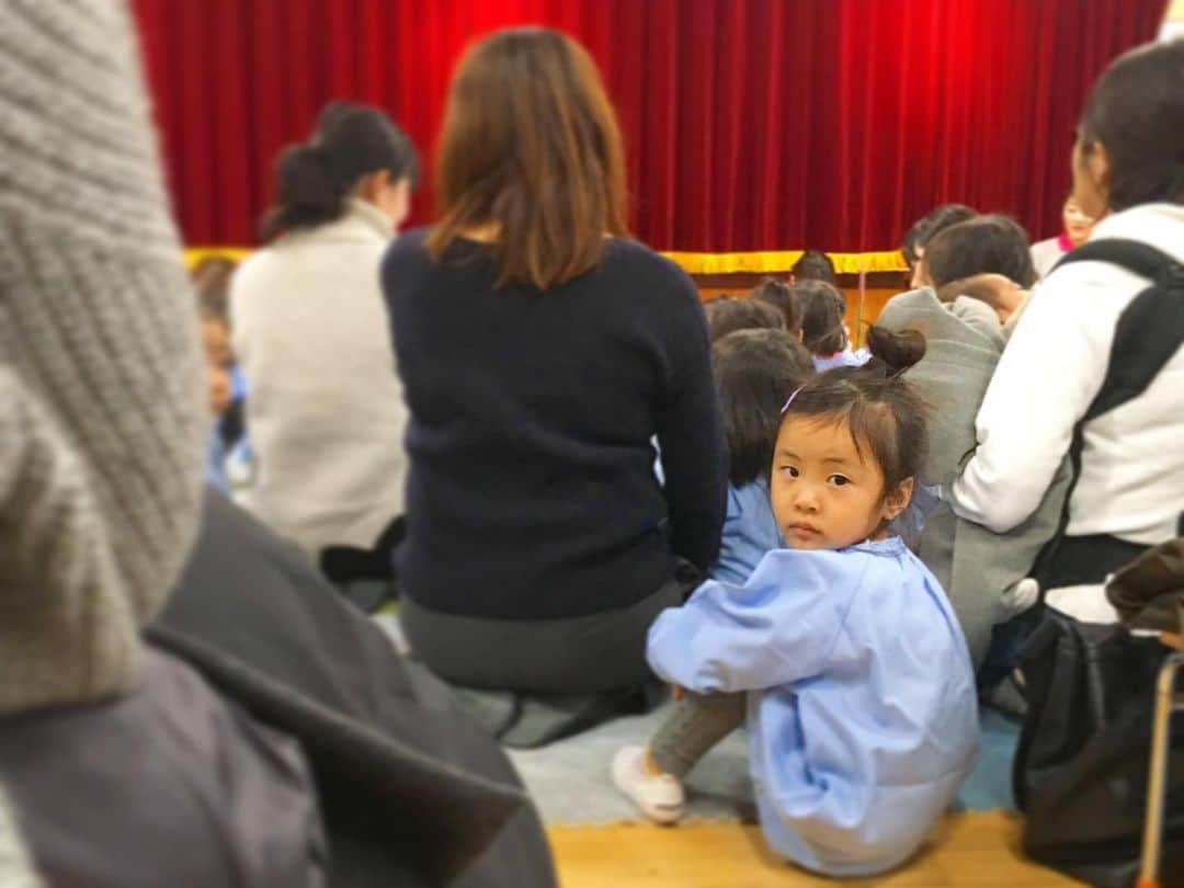 高橋有紀子さんのインスタグラム写真 - (高橋有紀子Instagram)「* 年少さんとしての登園、最後の日。  入園前の集まりではみんなの輪の中にまったく入れず ただただ不安そうな表情で後ろを振り返って 泣くわけでもなくママを見つめてたゆいまる。(2枚目) * * 今しかないこの小さな時期のゆいまると もっとしっかり向き合わなきゃって思うのに 毎日時間に追われてバタバタと一日が過ぎて、 心の余裕がなくて怒りすぎちゃったなって反省を繰り返して、 気付いたら“出来ることが当たり前”なことが増えて ママが見えない世界ですごく成長してました。 * * ママとして成長させてもらった一方で、 まだまだ私は自分が可愛くて弱くて、 ゆいまるの何気ない一言に自信をなくしては 一人でいっぱい泣いた一年でもありました。 * * 成長と共にもっともっとって求めてしまって、 子育てなんて何が正解かはわからないけど、 純粋にいっぱい笑ってくれて、 周りをハッピーにしてくれる子になってくれたらそれで良いのかも。 * * コロナでずっと休園だったけど、 最後くらいしっかり締め括りたいと 登園させてくれた幼稚園のご厚意に感謝です🙏🏽✨ * さて、みんな春休み何する〜😂？？ * * #成長記録 #子育て #ママ #年少さん #2020_3_17」3月17日 20時48分 - yukko816