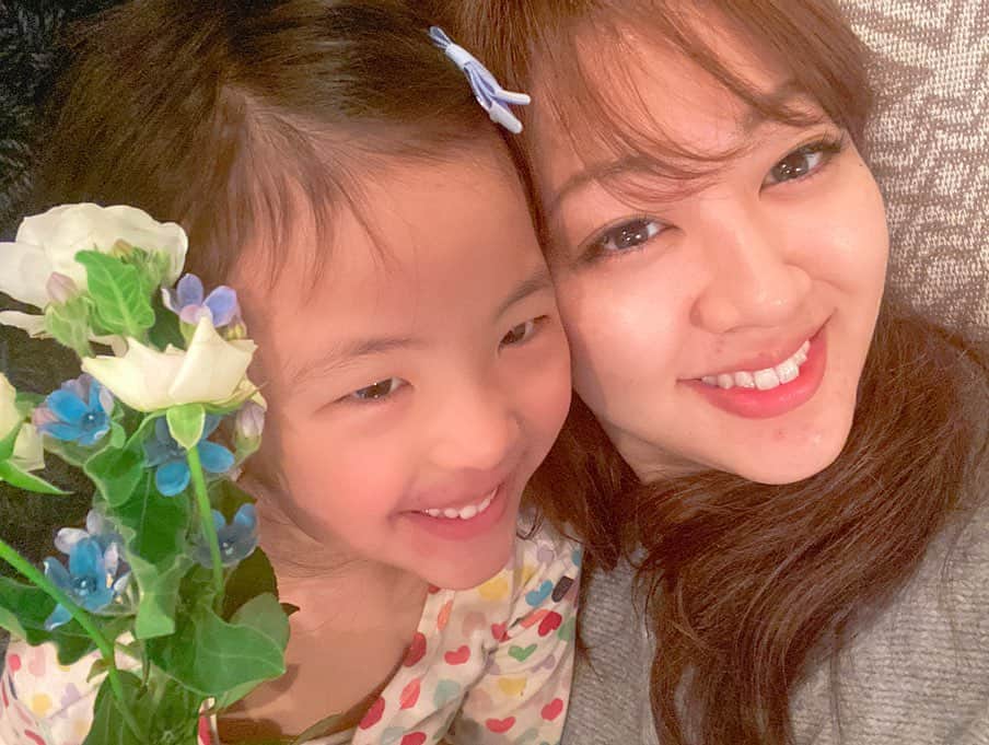高橋有紀子のインスタグラム：「* 年少さんとしての登園、最後の日。  入園前の集まりではみんなの輪の中にまったく入れず ただただ不安そうな表情で後ろを振り返って 泣くわけでもなくママを見つめてたゆいまる。(2枚目) * * 今しかないこの小さな時期のゆいまると もっとしっかり向き合わなきゃって思うのに 毎日時間に追われてバタバタと一日が過ぎて、 心の余裕がなくて怒りすぎちゃったなって反省を繰り返して、 気付いたら“出来ることが当たり前”なことが増えて ママが見えない世界ですごく成長してました。 * * ママとして成長させてもらった一方で、 まだまだ私は自分が可愛くて弱くて、 ゆいまるの何気ない一言に自信をなくしては 一人でいっぱい泣いた一年でもありました。 * * 成長と共にもっともっとって求めてしまって、 子育てなんて何が正解かはわからないけど、 純粋にいっぱい笑ってくれて、 周りをハッピーにしてくれる子になってくれたらそれで良いのかも。 * * コロナでずっと休園だったけど、 最後くらいしっかり締め括りたいと 登園させてくれた幼稚園のご厚意に感謝です🙏🏽✨ * さて、みんな春休み何する〜😂？？ * * #成長記録 #子育て #ママ #年少さん #2020_3_17」