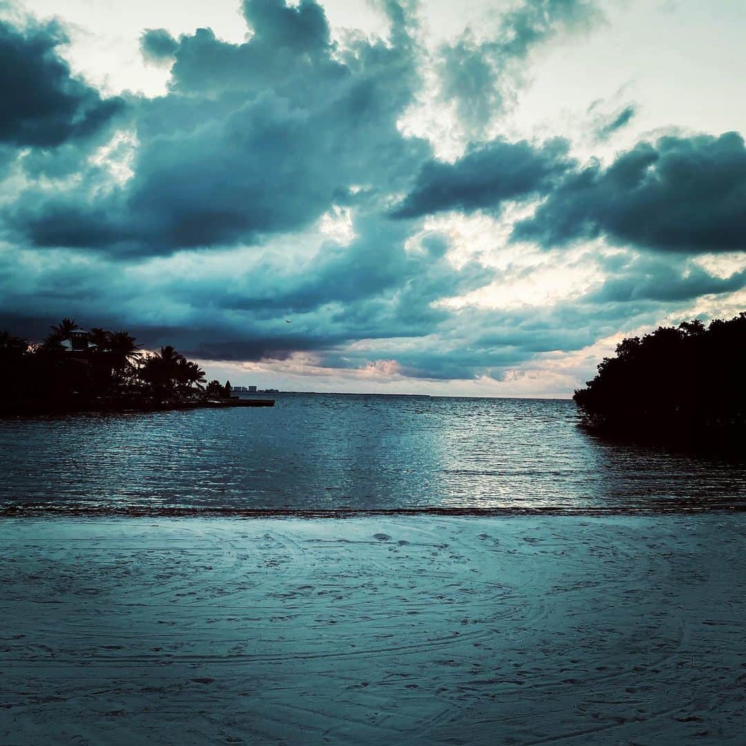 レイ・アレンのインスタグラム：「Shut the noise off around you, calm your heart and you will find peace! ✌🏾 🌴」