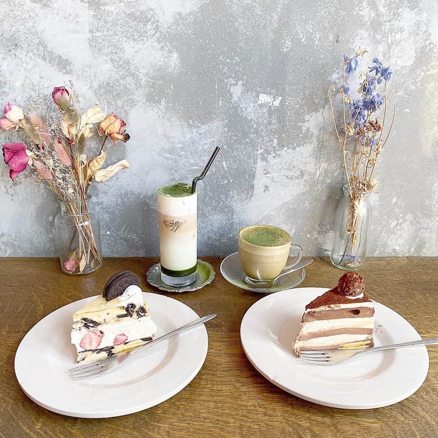 ELLE girl JAPANさんのインスタグラム写真 - (ELLE girl JAPANInstagram)「エル・ガールがおしゃれガールのお気に入りカフェを大調査🧁！﻿ ﻿ ☕️A WORKS﻿ 📸 @ma.yu.happy , @rikopinn11﻿ ﻿ チーズケーキ研究家が作る、こだわりのチーズケーキが並ぶカフェ「A WORKS」🧀ベーシックなチーズケーキから、オレオやフルーツをトッピングしたユニークなものまで、種類豊富なチーズケーキを楽しんで😌✨﻿ ﻿ 📍「エーワークス」﻿ 東京都目黒区中央町2丁目23−20﻿ ﻿ ﻿ 🦄🦄🦄﻿ @ellegirl_jp ではみんなの素敵な投稿をご紹介♡﻿ 「 #カフェ 」「 #アクセサリー 」「 #海外コスメ 」の写真を募集中🤳﻿ #ellegirluni や @ellegirl_jp をタグ付けして投稿してね📲 ﻿ ﻿ #ellegirl #エルガール #カフェ巡り #カフェスタグラム #カフェ好き #都内カフェ #カフェごはん #カフェ活 #東京カフェ #東京グルメ #学芸大学カフェ #学芸大学グルメ #学芸大学ランチ #エーワークスチーズケーキカフェ #エーワークス #aworks #チーズケーキ #チーズケーキ大好き #チーズケーキ部 #チーズケーキ好き #学芸大学」3月17日 20時52分 - ellegirl_jp