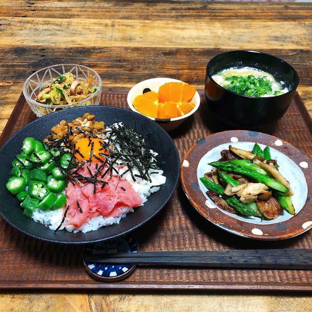 chaako ちゃあこのインスタグラム：「2020.3.17 * * 今日の晩御飯٩(๑❛ᴗ❛๑)۶ * ＊ばくだん丼 ＊牛肉とアスパラの炒め物 ＊もやしの中華サラダ ＊豆腐とわかめと卵白のお味噌汁 ＊せとか * でした(๑´ڡ`๑) * 久しぶりの晩御飯picです(￣m￣*) 超久しぶりに写真撮ったー(笑) * 久しぶりなのに盛り付けは適当ですが… 海苔とかね(笑) ぶわっとぶちまけちゃったしね(ﾉ∀｀) * ただのネギトロ丼にしようかと思ったのですが、オクラ、長芋、納豆を追加して、ばくだん丼に。 * 週末におうち焼肉した時の牛肉が少し残ってたので、アスパラとしめじと炒めて。 * 今季初めて購入したせとか。 うんうん。酸っぱかったo(TωT)o せとかなのに…酸っぱいのね… * * * コロナウイルス、いつ収束するんですかね。 マスクは全く買えないし、どこにも行けないし、外食も旦那が怖がって行けないし。 * 買い物もささーっと済まして、あとは引きこもり。 * 4月は転勤が多い時期だけど、うちは…そんな噂もある様な無い様な(笑) * 今まではそんな話は全く無かったのに、諫早に引っ越してもうすぐ4年ともなると、そんな話もあったり無かったりで。 * どっちやねん( *´꒫`) * 転勤って言っても、旦那の会社は全都道府県にあって、何処になるかはわからないんだけど… 願わくば、やっぱり福岡がいいなー。 * 旦那も私も実家が福岡だし、両親ももう高齢だしね。 * それに里帰りの交通費もバカにならないしね… この4年でどれだけ使ったか( ꒪⌓꒪) 土日祝のみ高速料金が千円だったあの時に、転勤して欲しかった(笑) * なんかもう転勤が決まったかの様に言ってますが、全く決まってないしね(￣m￣*) * 旦那の会社はギリギリに突然辞令が出るので、それだけはやめてほしいわー(๑¯ω¯๑) * * *」