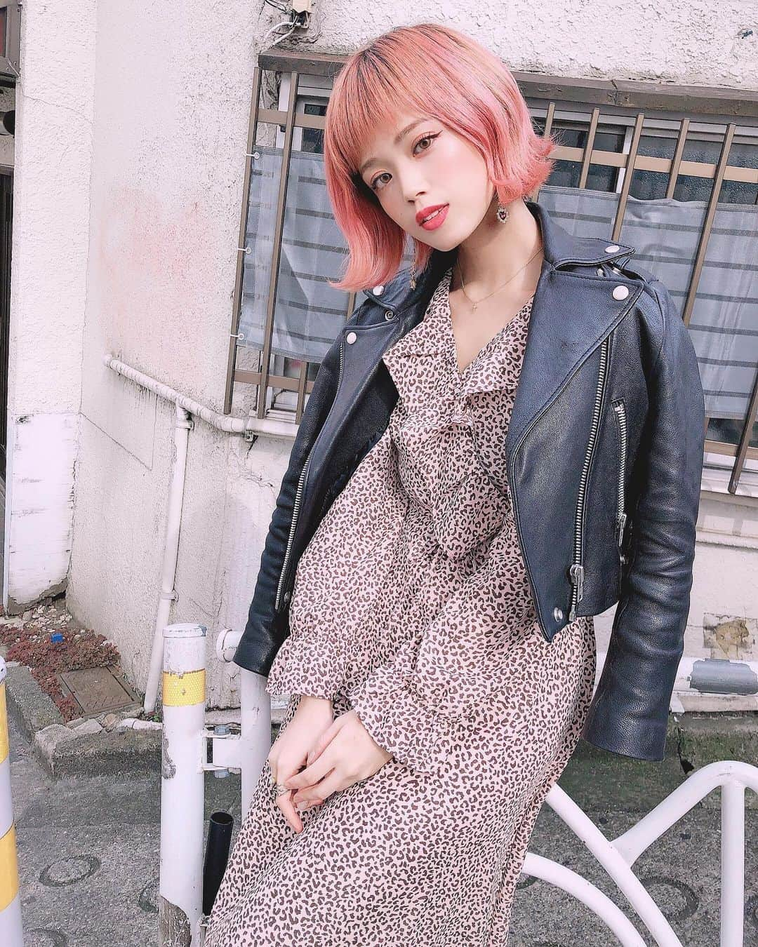 ハナエさんのインスタグラム写真 - (ハナエInstagram)「強いピンク、強い春🌷  ワンピースは @micoameriofficial ﻿ ﻿ ﻿ ﻿ #micoameri #ootd #ridersjacket #leatherjacket #onepiece #pink #spring #ミコアメリ #ライダース #ライダースジャケット #ライダースコーデ #ワンピース #ワンピースコーデ #レオパード #レオパードワンピース #ピンク　#ピンクヘアー #ピンク髪 #派手髪 #ピンクメイク #春 #春コーデ #春メイク #ハナエ #HANAE」3月17日 20時56分 - hanae_0227