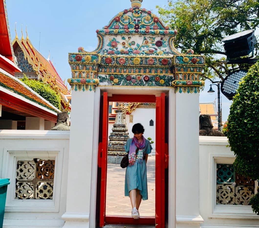 ジャスミンさんのインスタグラム写真 - (ジャスミンInstagram)「タイの好きなところ 1.タイパンツ(はき心地が良すぎる！) 2.お寺が華やかでとてもきれい タイで驚いたこと 1.バスのドアは基本開いたまま走行 2.何故か私が日本人だと顔でバレる #thailand #bangkok #temples #ayutthaya #タイパンツ #双子コーデ #双子旅行 #観光地はガラガラ #サーモグラフィーはたくさん #飛行機もガラガラ #日本の電車はそこそこ混んでるし #サーモグラフィーどこにもないけど #これでいいのか？ #旅は無事終わりました」3月17日 20時57分 - jassmin.blossom