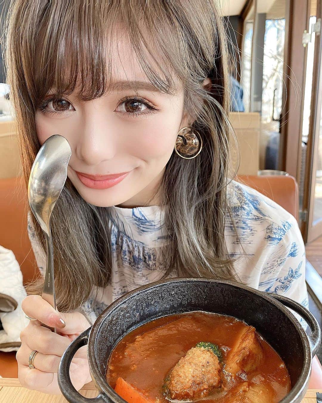 伊藤実祐さんのインスタグラム写真 - (伊藤実祐Instagram)「. . きのうのランチに、 バーミキュラ🥘専門レストランに行ってきた🌿 ▶︎ @vermicular_village . . 施設内、お隣の建物には、 ベーカリー🥐もあって次はそっちにも行ってみたし ディナータイムにもレストラン利用してみたい☺️🍴 . . オープン1時間前から並んでるから、早めに行った方が！ . . 写真はバーミキュラで炊いた無水のビーフシチューやけど 同じバーミキュラを使ったチキンカレーのがみゆは好み美味しかった🙊🍅 . . . 美味しい食べ物はもちろんやけど、 初めて口にする新しい食べ物を食すのが好き.♥ . 新しい食べ物に出会った時は シェフに色々質問して話し聞いたり、 その場でググったりする事も多々👨🏻‍🍳💓 . . 毎日高価で美味しもん食べたいとは全く思わんけど たまに食べるのは、お料理の、マナーの、感性の、 コミニュケーション能力の、勉強になるし良いなと思って イベント事や休みの日には食べに出る事が多いな😌🍷 . . ただよ、そんな事より大事なのが、 . #何を食べるかより誰と食べるか 。 . . だから、気の許す人と美味しもん食べるんが、 みゆにとって最高の時間という訳だ。🍺💓 . . 以上。なんの話しって ハナシ。ww . . #バーミキュラ #バーミキュラライスポット #バーミキュラビレッジ #料理 #グルメ #名古屋カフェ #名古屋グルメ #名古屋ランチ #名古屋旅行 #名古屋観光 #無水鍋 #無水調理 #アイメイク #カラコン #マツエク #Nexter #ネクスター #Nextercreatist #伊藤実祐 #いとうみゆ #みゆちゃい . . 弾丸日帰り東京を終え、名古屋に戻ってまーす。 . 明日は伊勢志摩にお邪魔します.🚢🐟♥ .」3月17日 20時58分 - miyu.61