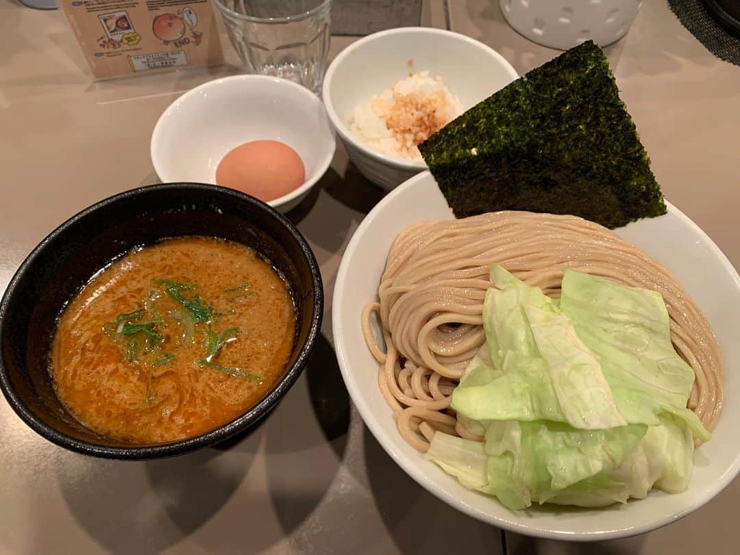 まちゃあきのインスタグラム：「海老だよ海老ー！！！！ 今頃マツコの知らないラーメン店のミニ丼やってるんだろな、、 海老だよ海老！！！ ラーメンかつけ麺ばっかでごめん！！ #まちゃさんてインスタラーメンばっかすよねbyてつじ」