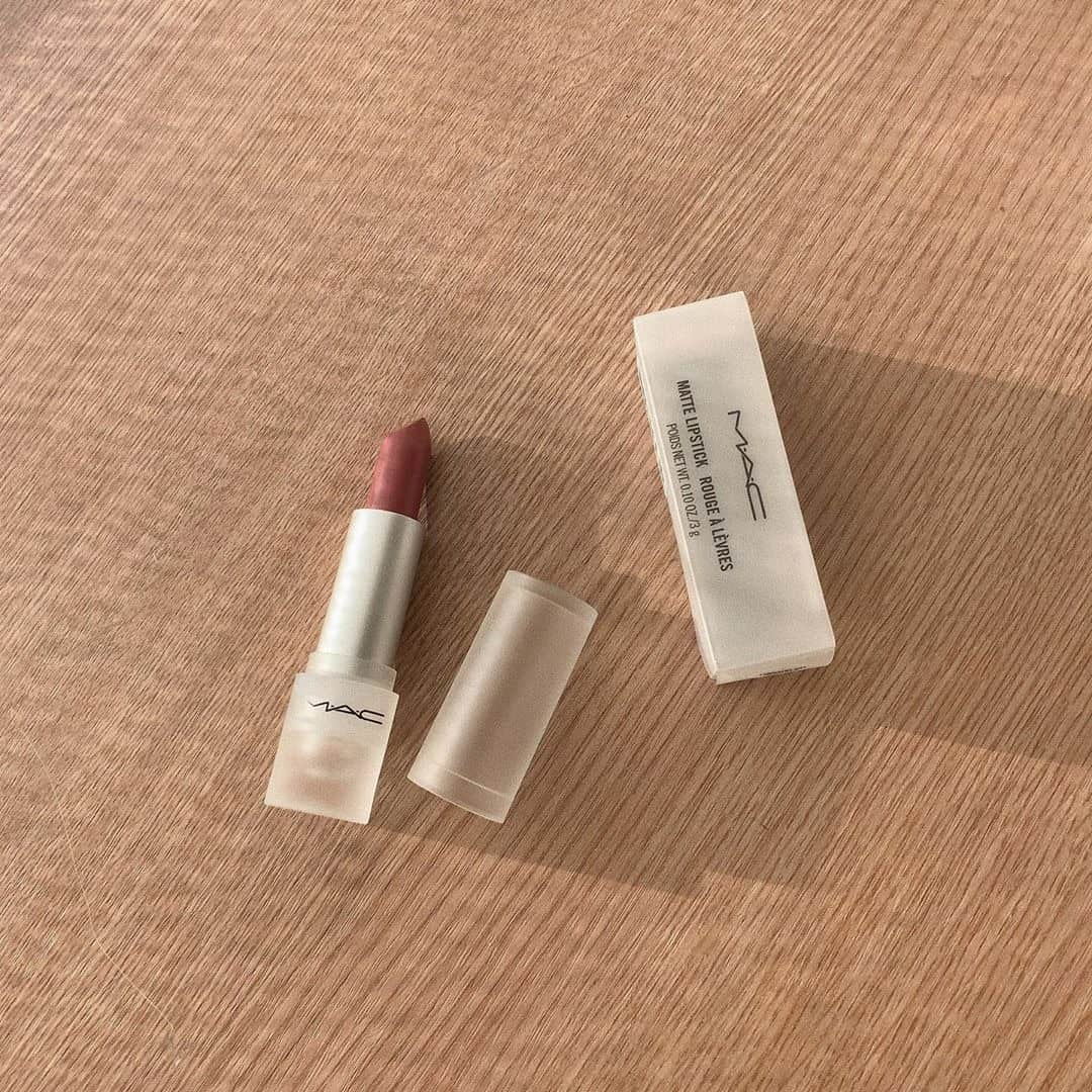 RiLiさんのインスタグラム写真 - (RiLiInstagram)「透明感バツグンの春コスメ💄【M・A・Cのクリアパッケージ】💎 ..... M・A・C（マック）から春の新作コレクション、「ラウド アンド クリア」が発売🛒【M・A・C のクリアパッケージ】が、新鮮でかわいいと早くも話題なの😳😳 リップや、アイシャドウなどがラインナップ💄どれも、春にぴったりの透明感を作ってくれるアイテムだよ🌸 見た目もかわいくて、機能性もバツグン🔫💫友だちの誕生日プレゼントにもおすすめだよ🛍❤ ❣ ❣ ❣ ❣ ❣ サイトやSNSで掲載させていただくお写真募集中😘📸 かわいいコーデやアイテム、注目スポットなどが撮れたら、ハッシュタグ→#rili_tokyo  を付けて投稿❗ ． Special Thanks💋 Photo by @supereumin @__3moon_ @akipoohpon @kwn_92 @_nanahowatanabe @q_kpkq_p @minami.ooe @rinaaaa013 @mi.____.ho0317 . ． #春 #春コーデ #mac #loudandciear #マック #ラウドアンドクリア #春コレクション #春コスメ #オレンジコスメ #コーラルピンク #クリアコスメ #パケ買いコスメ  #アイシャドウ #春リップ #ブラウンコーデ #ベージュコーデ  #ワントーンコーデ #シンプルコーデ  #カジュアルコーデ #ガーリーコーデ #置き画 #置き画くら部 #RiLi  #おしゃれさんと繋がりたい #お洒落さんと繋がりたい #ファッション #패션스타그램 #ootd #outfit」3月17日 21時02分 - rili.tokyo