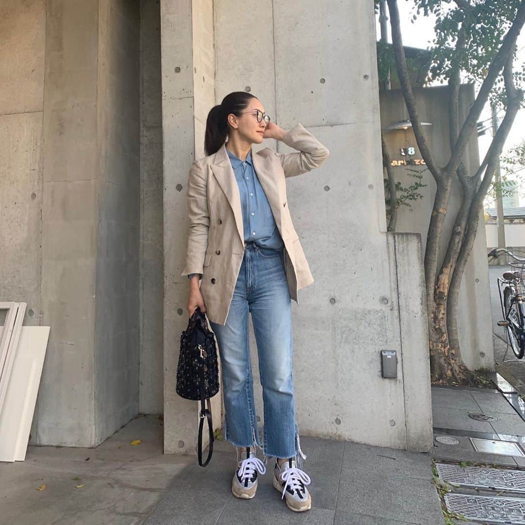 亀恭子のインスタグラム：「カラーシャツな気分の日。 キュプラで光沢感がいい具合に女らしい。 . . . ボタンを上までとめて、 真面目に着たり。 . .  today's… #fashion #ootd #kkstyle #tokyo #kamescloset #jacket &#pants #apstudio #shirt #ticca #bag #jimmychoo #shoes #pierrehardy #march #spring」