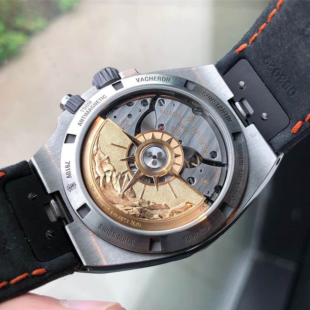 Daily Watchさんのインスタグラム写真 - (Daily WatchInstagram)「Up close with the very special @VacheronConstantin Overseas Dual Time Prototype in Titanium that explorer @CoryRichards wore on his wrist during a recent ascent of Mount Everest ⛰ The engraved rotor on the back of the watch is based on one of Cory’s own Everest photos #VacheronConstantin #OneOfNotMany」3月17日 21時06分 - dailywatch