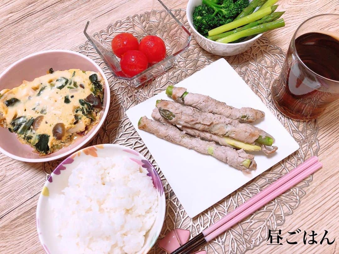 西村紗也香さんのインスタグラム写真 - (西村紗也香Instagram)「.﻿ #きょうのさやかごはん﻿ 3/8(日)﻿ #朝ごはん﻿ 伊勢の卵で卵かけご飯🍚﻿ 生卵のにおいが一切なくて﻿ すごーく食べやすかったです❤️﻿ 普段は10玉で250円くらいのものですが﻿ これは1玉60円だったのです😋﻿ たまには贅沢をw﻿ ﻿ この日から白米量を増やしてます🍚﻿ まずは200g👍🏻﻿ ﻿ #昼ごはん﻿ 川崎のソウルフード⁉️w﻿ #ニュータンタン麺﻿ オーダーは、、﻿ めちゃ辛、味薄め、卵とニラトッピング♡﻿ ﻿ #夜ごはん﻿ お昼は脂質オーバー気味なので﻿ リカバリーのためにも﻿ 赤魚とお野菜たっぷり🍀﻿ ご飯は200g🍚﻿ ﻿ ﻿ 3/9(月)﻿ #朝ごはん﻿ 前日と同じくご飯200gに卵2個にして﻿ #TKG でーす😗﻿ 野菜はのらぼう菜食べました♡﻿ (写真なし)﻿ ﻿ #間食﻿ 犬の散歩前に…小さいクリームパンかじった🤎﻿ ﻿ #昼ごはん﻿ あさりのお味噌汁とおしゅし❣️﻿ すしざんまい🍣﻿ ﻿ #夜ごはん﻿ 大好きな焼肉屋さん😍﻿ ハイボールは2杯だけ！！﻿ お酒を飲む前に #やさいパステル やさいパステルについては近日中に書きます💕﻿ これ、めちゃくちゃすごいのです‼️﻿ 写真のものは全部1人分です❤️笑﻿ ﻿ ﻿ 3/10(火)﻿ #朝ごはん﻿ ご飯をまた増やして250gに挑戦🍚﻿ ﻿ #昼ごはん﻿ たんぱく質1食で20gは﻿ ちゃんと考えないと﻿ 摂れないこともあるから意識しないと大変💦﻿ ﻿ #夜ごはん﻿ ご飯300gに挑戦🍚﻿ あの、、お腹はちきれるかと思いました😇﻿ ﻿ ﻿ ﻿ ﻿ ご飯を増やす食事… 今まで100〜150gのご飯だったので 想像以上にキツいです。。﻿笑 ﻿ ﻿ ﻿ ﻿ ﻿ ﻿ ﻿ ﻿ #栄養コンシェルジュ #ダイエット #便秘 #インスタダイエット #食べで痩せる #痩せる #痩せる習慣 #痩せる食べ方 #健康美 #美ボディ #ダイエット仲間と繋がりたい #ダイエット仲間募集 #食事記録」3月17日 21時06分 - _sayakanishimura_