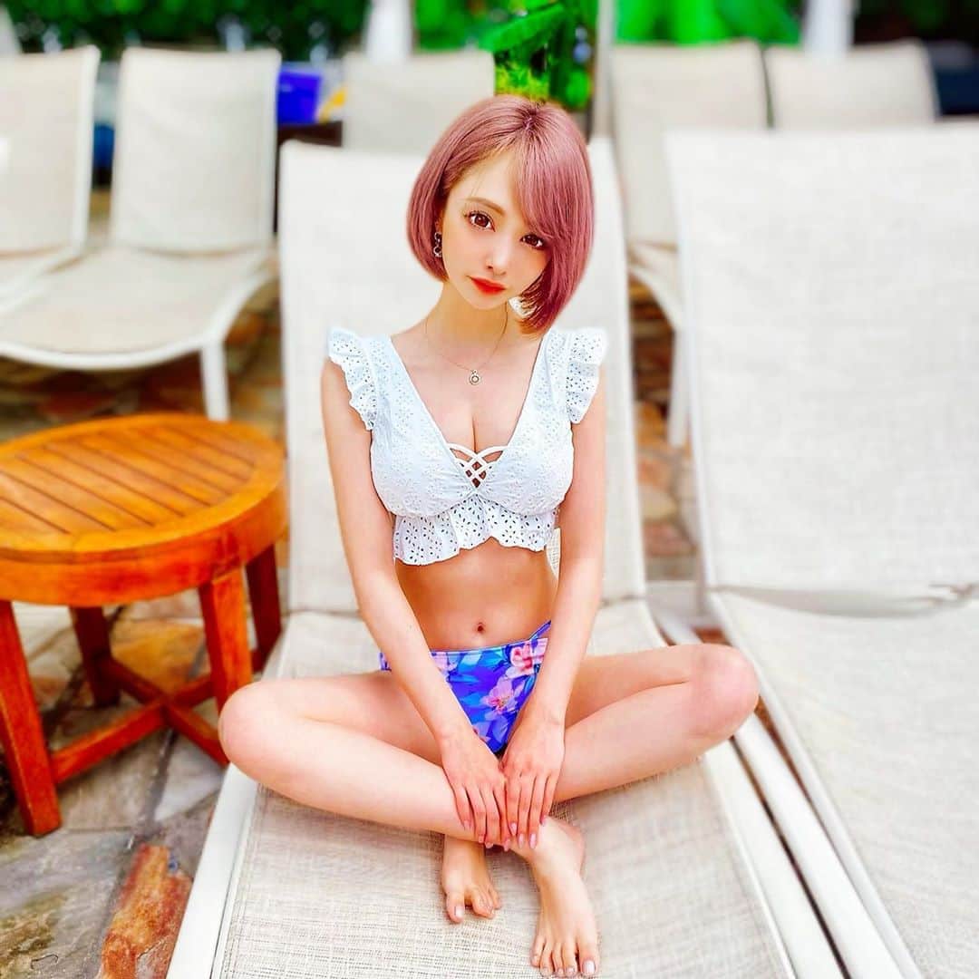 のインスタグラム：「緊急入院なうです😂 朝から救急車で運ばれて大変な1日だった🥺🙌 気持ちは元気だよー！みんなありがとう！ストーリーみてね🙌 ． 元気な写真あげとく🥺❤️ これは2月のハワイで🌺 ちなみに今より3キロ太ってたからお腹たぷん。 ． 暫く入院して安静に過ごします！ おやすみ💤😪💤 ． #ハワイ #Hawaii #ワイキキ #ホノルル #ハワイ観光 #水着  #プール」