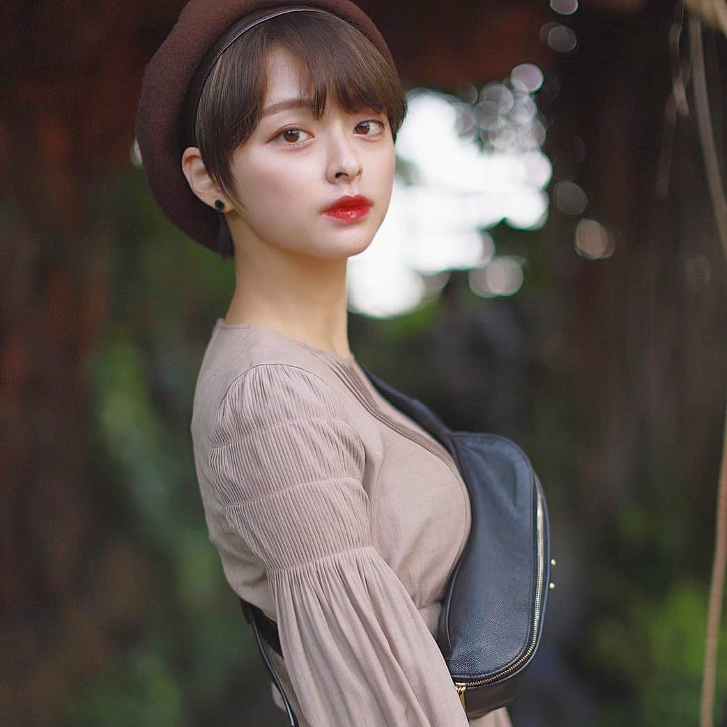 かおりのインスタグラム：「・ ・ いつもと違う雰囲気で すごく新鮮〜！ レアだ🤔笑笑  #ナチュラル #アンニュイ #撮影　#サロモ　#ショートヘア　#マッシュショート」