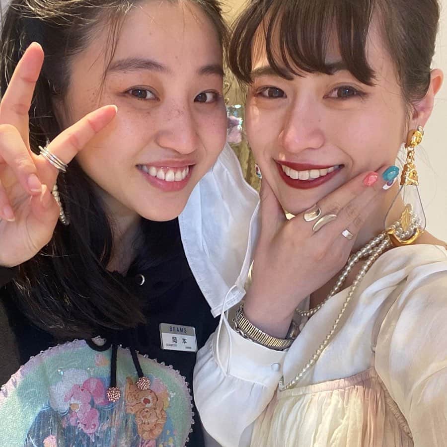 菅野梓のインスタグラム：「.﻿ こんなに寂しい気持ちになることってあるんだと知った日！﻿ 1年間誰よりもお世話になりました😭﻿手が掛かりすぎたわたし😭 わたしの考え方はあやさんのポジティブシンキングがきっとベースにあるはず、と信じているので、﻿ 悲しい時苦しい時大変な時はあやさんならどうするのか考えて頑張ります！立派に独り立ちするぞ！﻿ ああ愛しいわたしのトレーナー、ビームスに入って出会えた事が幸せです♡ありがとうございました！﻿ 子育てはわたしも参加します🤱﻿ .﻿ #決して盛れてないズタボロメイク #いつもと変わらない歯紅 #目がカメレオン化 #わたしのママ」