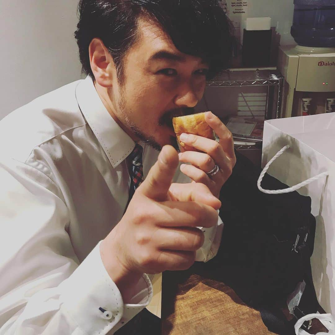 純烈さんのインスタグラム写真 - (純烈Instagram)「純烈公式YouTubeチャンネルで 朗読劇「ランチ」公開しました！ 純烈ファミリークラブモバイルでは 朗読劇の収録映像を公開しています。 どちらもチェックしてね😊 #純烈」3月17日 21時18分 - junretsu_official