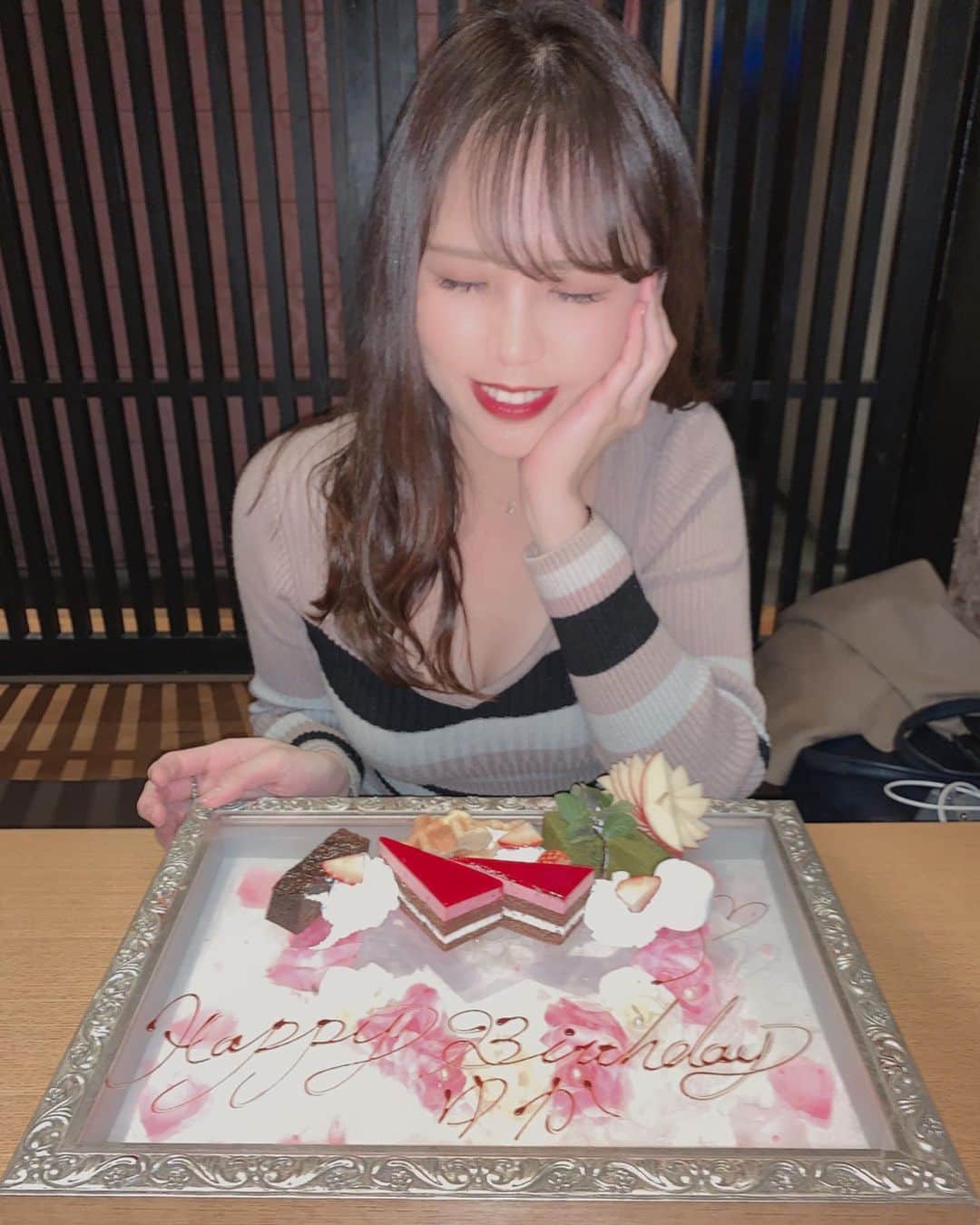 Yukaさんのインスタグラム写真 - (YukaInstagram)「3月9日🎂に誕生日でした  みんなにお祝いしてもらえてありがとう🥺 やっぱり20代の後半になると、 年を取ることに焦ってきたけど、 年齢を重ねて、自分はちょっとずつ成長した気がする  これからも毎日元気で笑って、頑張っていきたい！  最後に、産んでくれたママに感謝ー🥰 家族と離れて寂しいときと辛い時もあったんだけど、いつも大好きな家族に支えてもらえて幸せです  #happybirthday#birthday#誕生日#ハッピーバースデー#ありがとう#3月9日」3月17日 21時19分 - loveyuka06