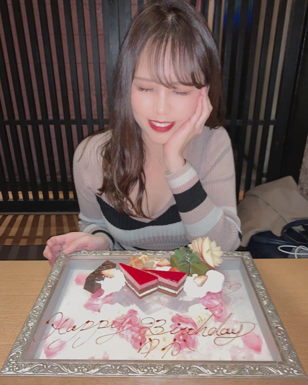 Yukaのインスタグラム：「3月9日🎂に誕生日でした  みんなにお祝いしてもらえてありがとう🥺 やっぱり20代の後半になると、 年を取ることに焦ってきたけど、 年齢を重ねて、自分はちょっとずつ成長した気がする  これからも毎日元気で笑って、頑張っていきたい！  最後に、産んでくれたママに感謝ー🥰 家族と離れて寂しいときと辛い時もあったんだけど、いつも大好きな家族に支えてもらえて幸せです  #happybirthday#birthday#誕生日#ハッピーバースデー#ありがとう#3月9日」
