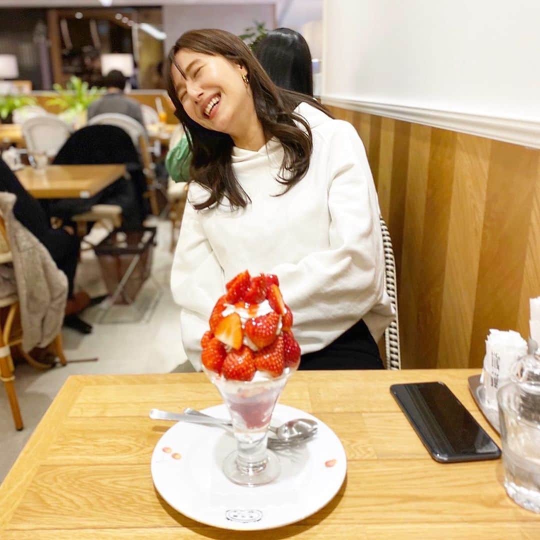 石川理咲子さんのインスタグラム写真 - (石川理咲子Instagram)「#果実園リーベル　#ピントはしっかり苺パフェ いつもお腹を抱えるくらい笑わせてくれる 大好きな　@rikonakamine ちゃん❤️ 今年もお祝いありがとう〜🥰」3月17日 21時20分 - rsk_0315