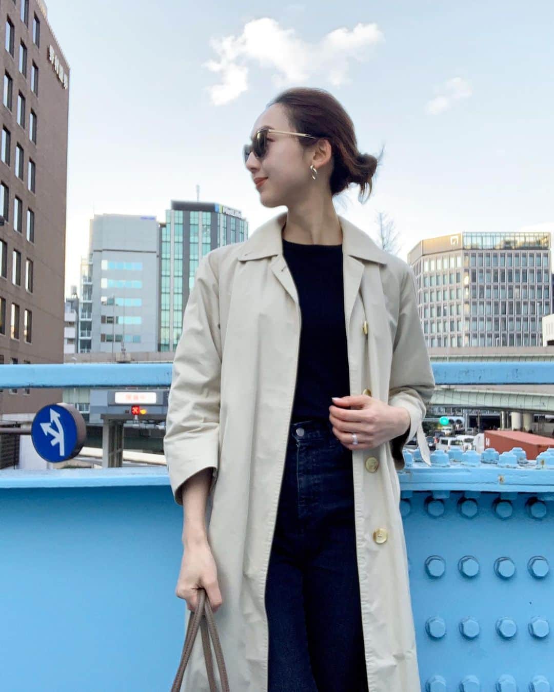 松原汐織のインスタグラム：「♡ 今日はとても良い１日でした🌸 お友達の言葉がキッカケとなり、ストンと腑に落ちて、視野が広がり、気持ちが晴れやかに😉ご機嫌です🎶🎶 ・ そんな今日もトレンチコート🧥 これは @burberry のCar Coatというデザイン✨少し無骨な感じがお気に入りです。 トレンチを着ると決めてから、もう一着のトレンチと悩む時間がとても楽しくて🤣 ・ これに限らずですが、自己満でしかないことで選択に迷う時間が好きです❤️時間に余裕がある喜びと選択肢がある幸せに浸ってしまいます🤭笑 ・ #OOTD #coordinate Glasses / @chanelofficial #chanel  Coat / @burberry #burberry  Knit / @uniqlo #uniqlo  Jeans / @the_newhouse #thenewhouse」